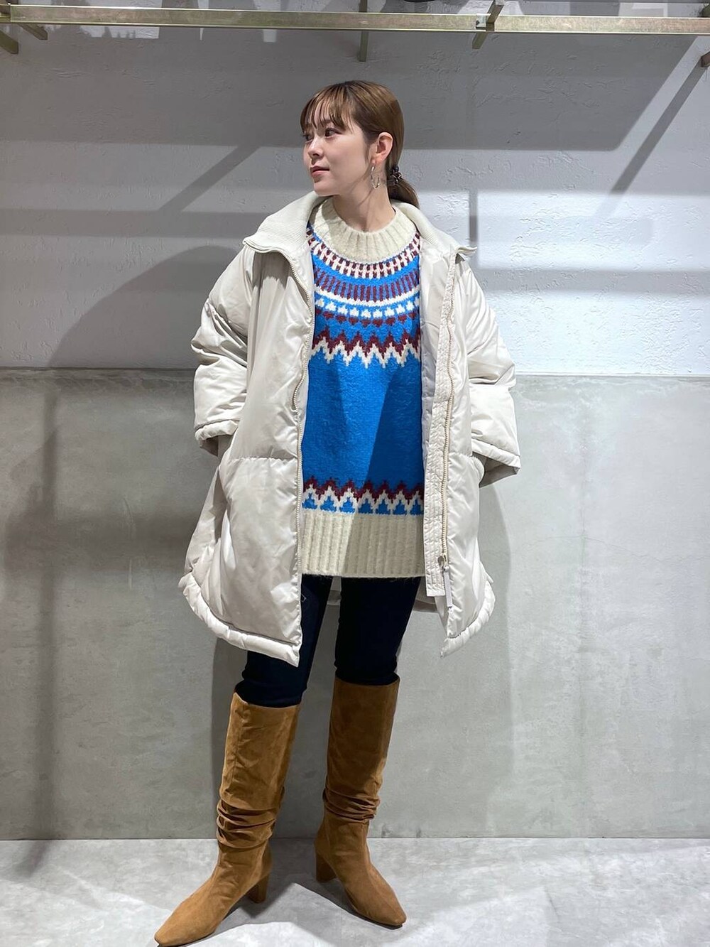 「LOWRYS FARM、アウター」｜「LOWRYS FARMのスタンドリブポンチョ　 963695（ポンチョ、ホワイト系）」を使った、Minaさん（レディース・153cm）の秋コーディネートの2枚目の写真