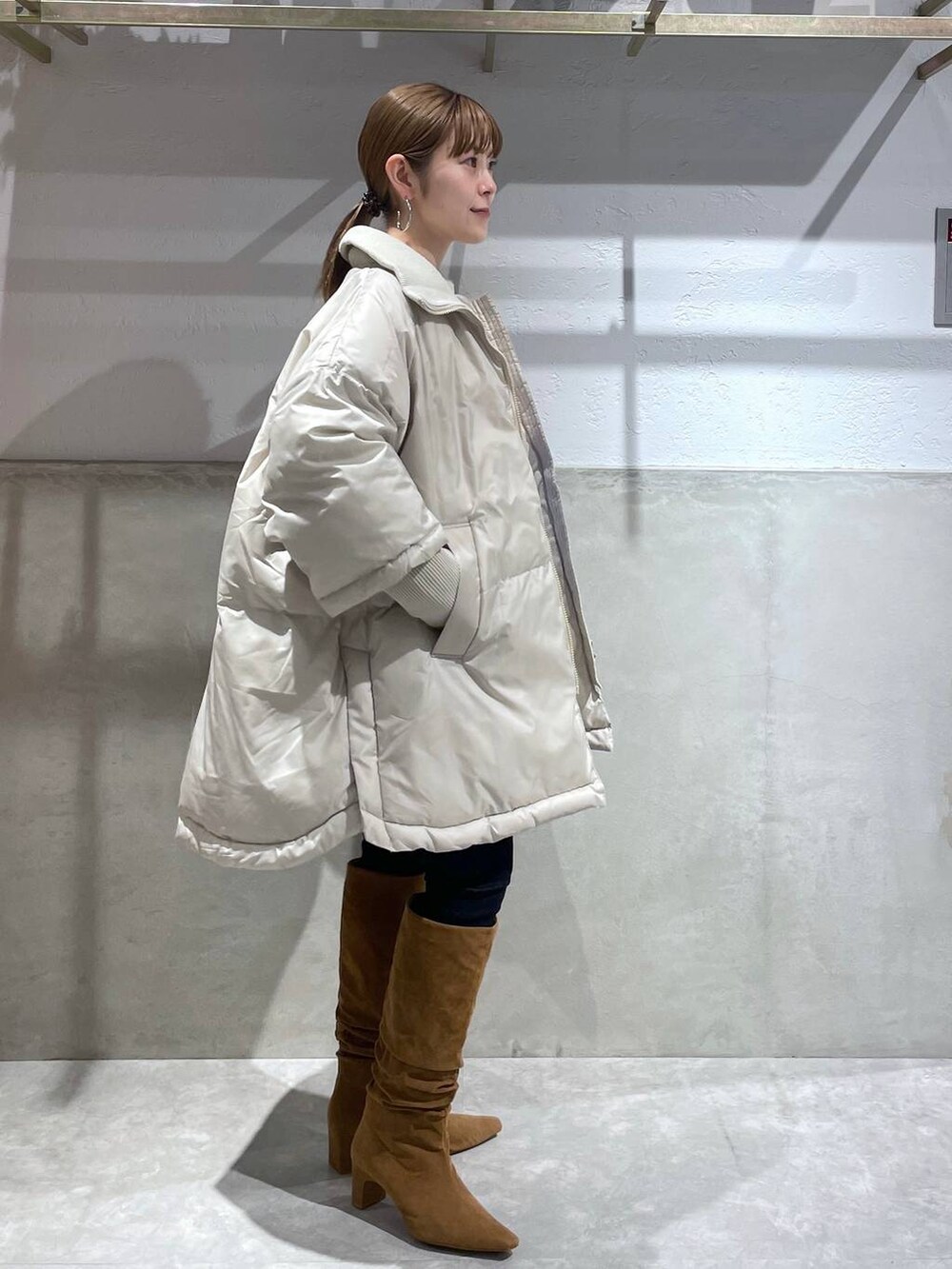 「LOWRYS FARM、アウター」｜「LOWRYS FARMのスタンドリブポンチョ　 963695（ポンチョ、ホワイト系）」を使った、Minaさん（レディース・153cm）の秋コーディネートの3枚目の写真