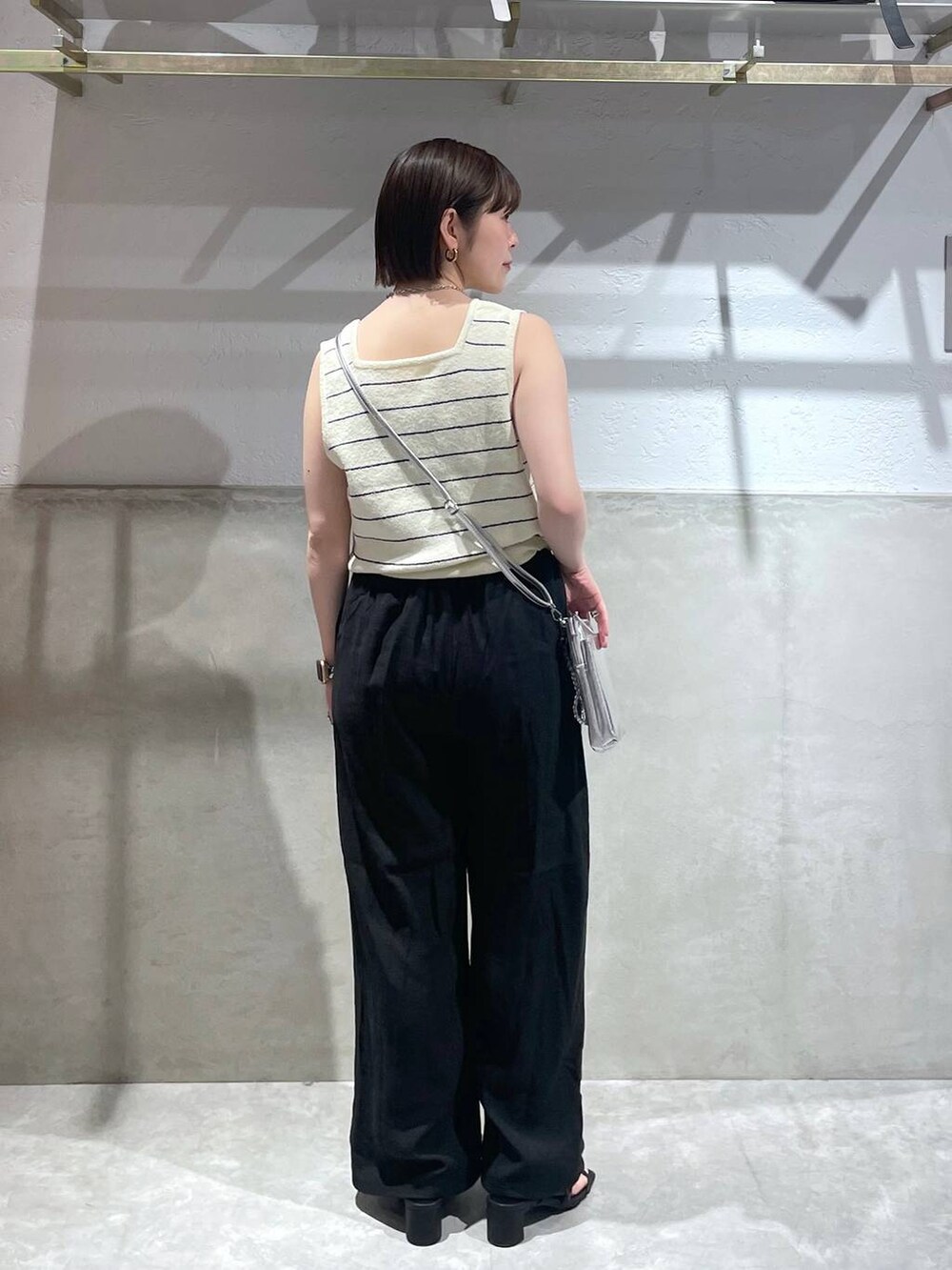 「LOWRYS FARM、夏コーデ、大人女子カジュアル_LOWRYS FARM、公認インフルエンサー_LOWRYS FARM、ローリーズスタイル_LOWRYS FARM」｜「LOWRYS FARMのハンドルストラップツキバック　100168（ショルダーバッグ、グレー系）」を使った、Minaさん（レディース・153cm）の春コーディネートの3枚目の写真