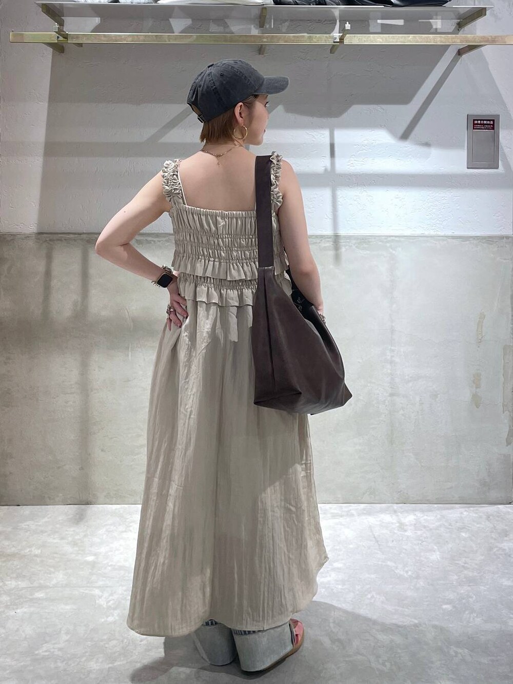 「LOWRYS FARM、ローリーズスタイル_LOWRYS FARM、ワンピース」｜「LOWRYS FARMのＣＯＮＥ／オリカエシローライズ　131364（デニムパンツ、ブルー系）」を使った、Minaさん（レディース・153cm）の夏コーディネートの2枚目の写真