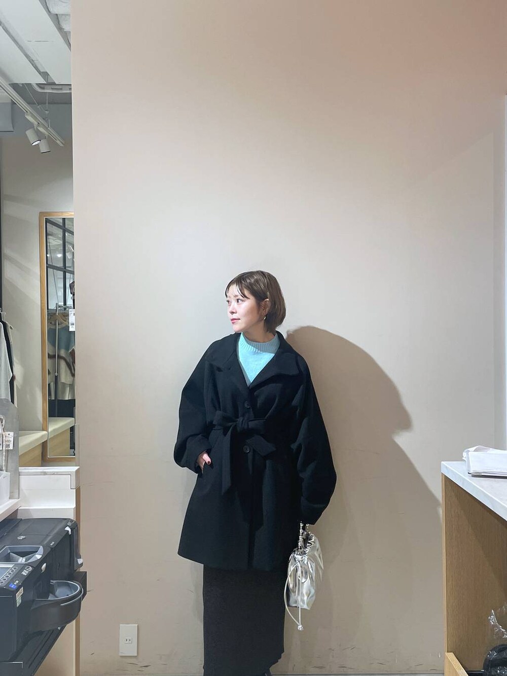 「LOWRYS FARM」｜「LOWRYS FARMのウールライクミドルコート 116483（その他アウター、ブラック系）」を使った、Minaさん（レディース・153cm）の秋コーディネートの2枚目の写真
