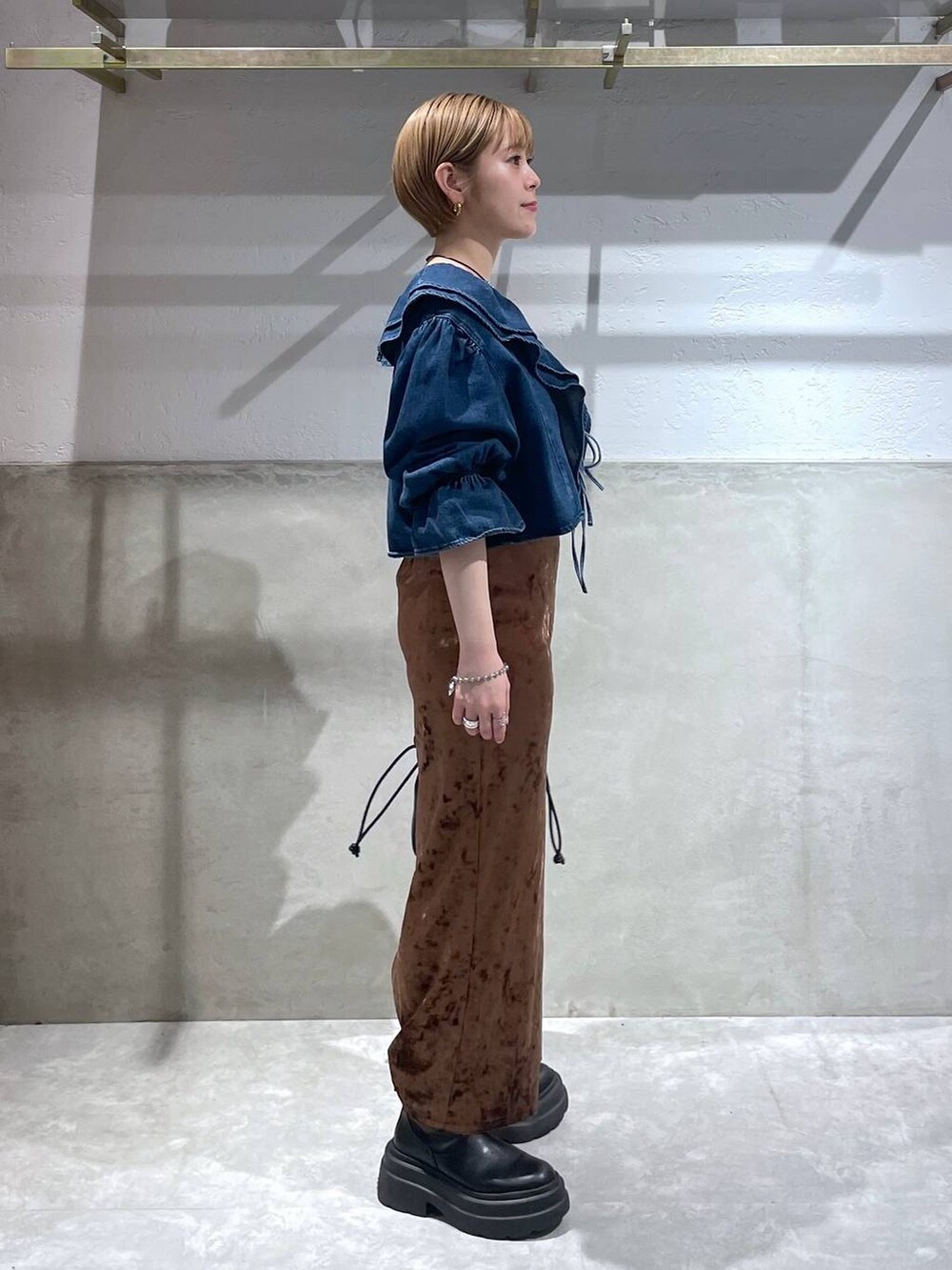 「LOWRYS FARM」｜「LOWRYS FARMのフリルブラウスＬＳ　 116629（シャツ/ブラウス、ブルー系）」を使った、Minaさん（レディース・153cm）の夏コーディネートの3枚目の写真
