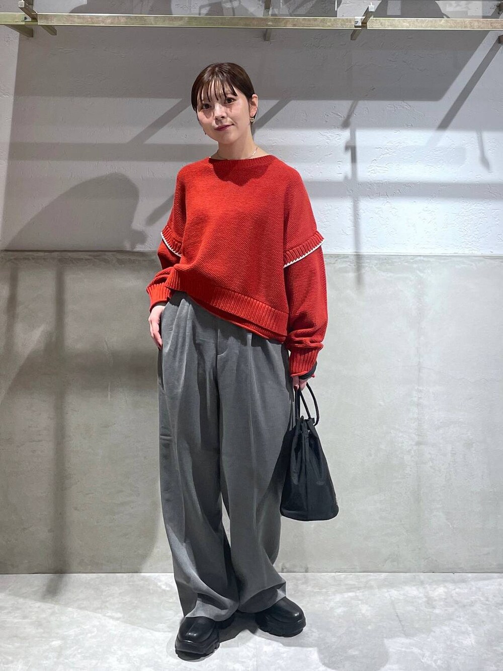 「LOWRYS FARM」｜「LOWRYS FARMの２WAYステッチプルオーバーLS　116684（ニット/セーター、レッド系）」を使った、Minaさん（レディース・153cm）の秋コーディネートの2枚目の写真