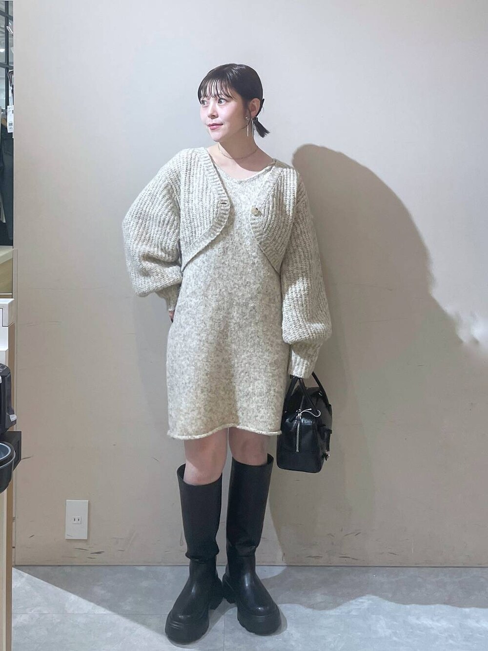 「LOWRYS FARM」｜「LOWRYS FARMのエンボスボストンＢＡＧ　144368（ボストンバッグ、ブラック系）」を使った、Minaさん（レディース・153cm）の秋コーディネートの2枚目の写真