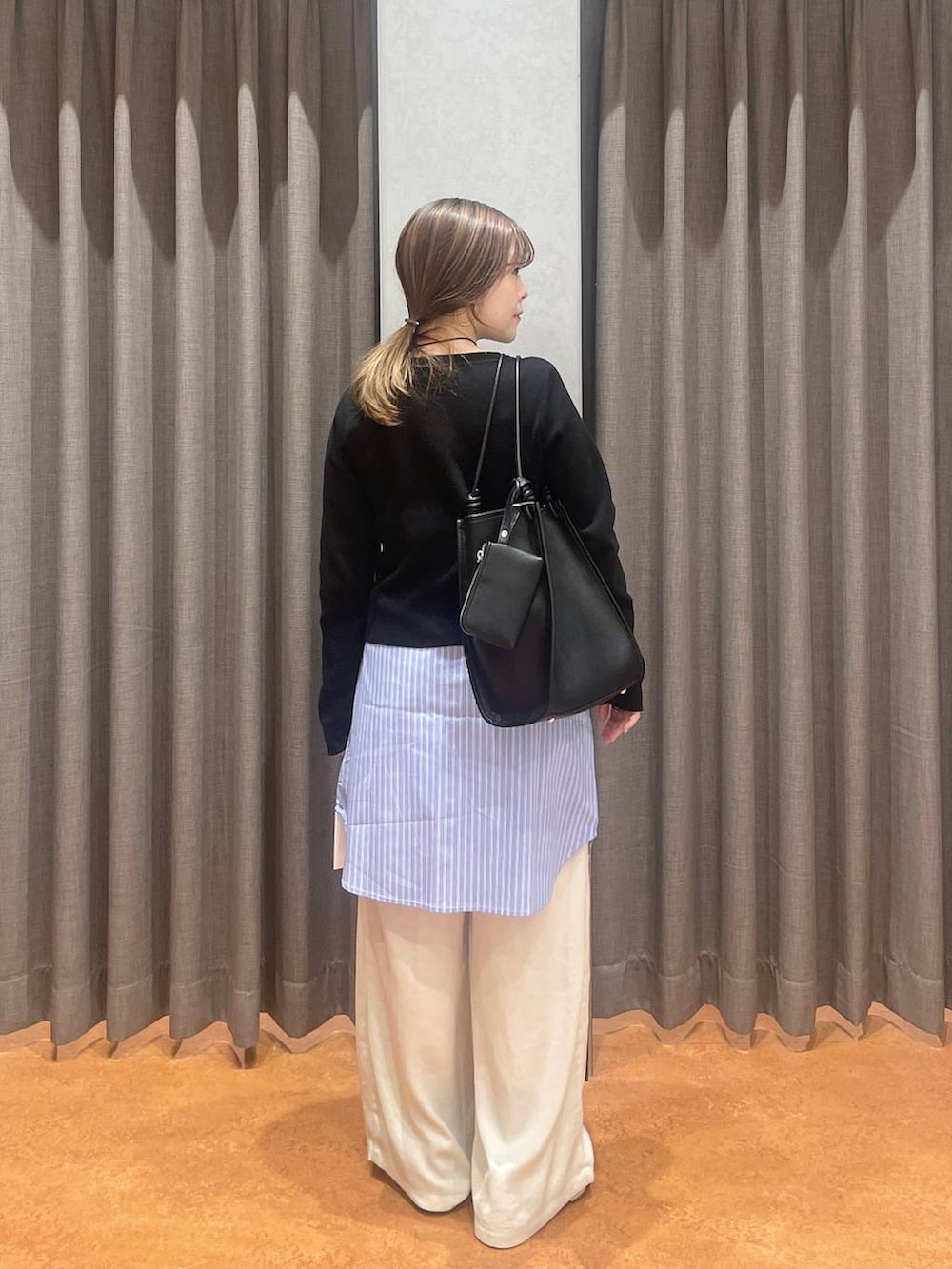 ホワイト系のその他パンツ、ブラック系のトートバッグ、ブラック系のカーディガン/ボレロを着用したレディースの春コーディネートの3枚目の写真