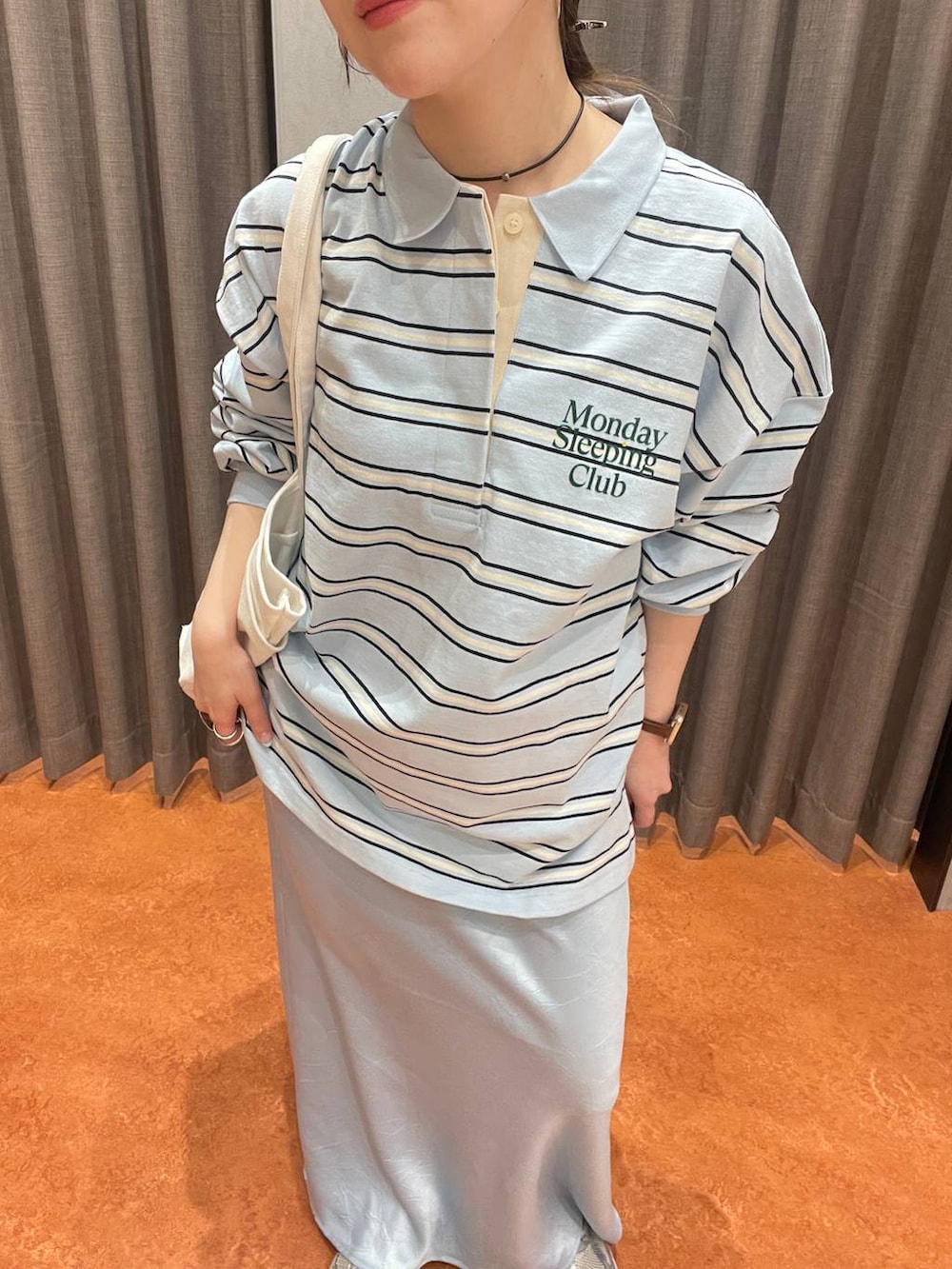 ブルー系のスカート、ブルー系のTシャツ/カットソーを着用したレディースの春コーディネートの2枚目の写真