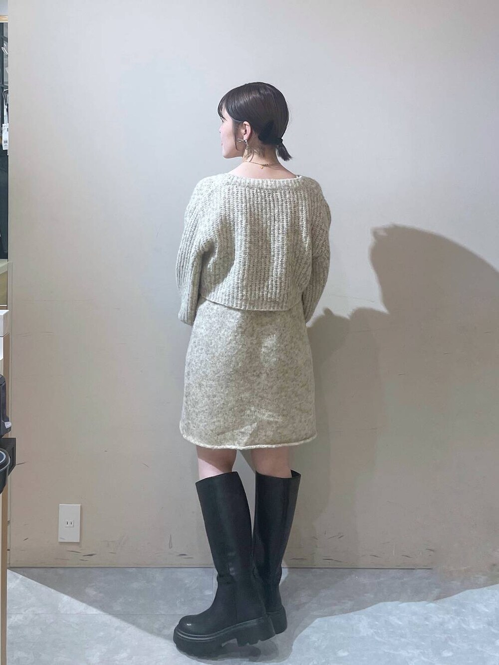 「LOWRYS FARM」｜「LOWRYS FARMのエンボスボストンＢＡＧ　144368（ボストンバッグ、ブラック系）」を使った、Minaさん（レディース・153cm）の秋コーディネートの4枚目の写真