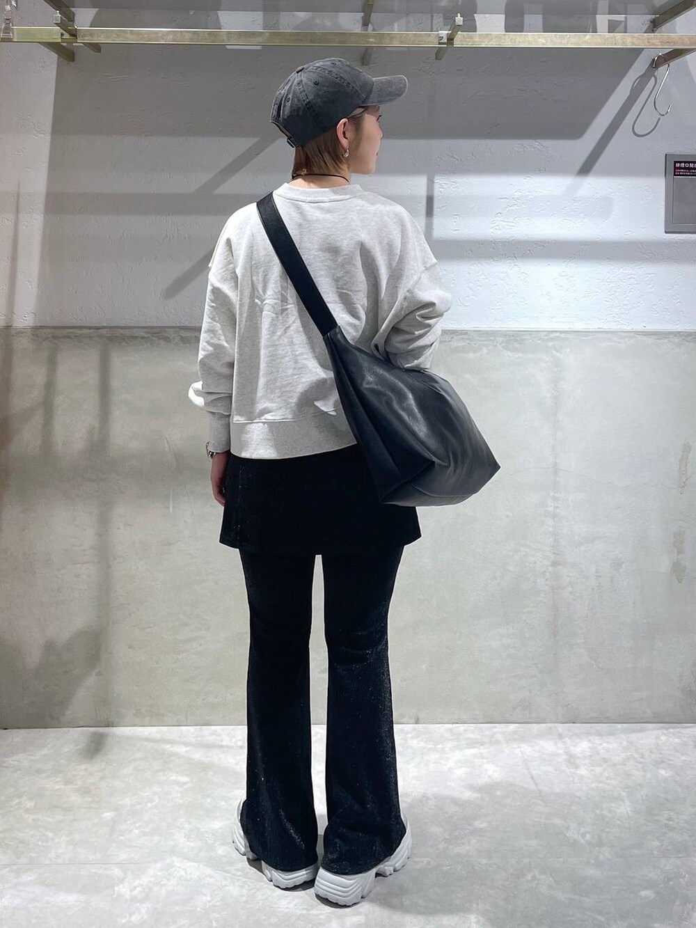 「LOWRYS FARM」｜「LOWRYS FARMのハトメショルダーＢＡＧ　132989（ボディバッグ/ウエストポーチ、ブラック系）」を使った、Minaさん（レディース・153cm）の秋コーディネートの3枚目の写真