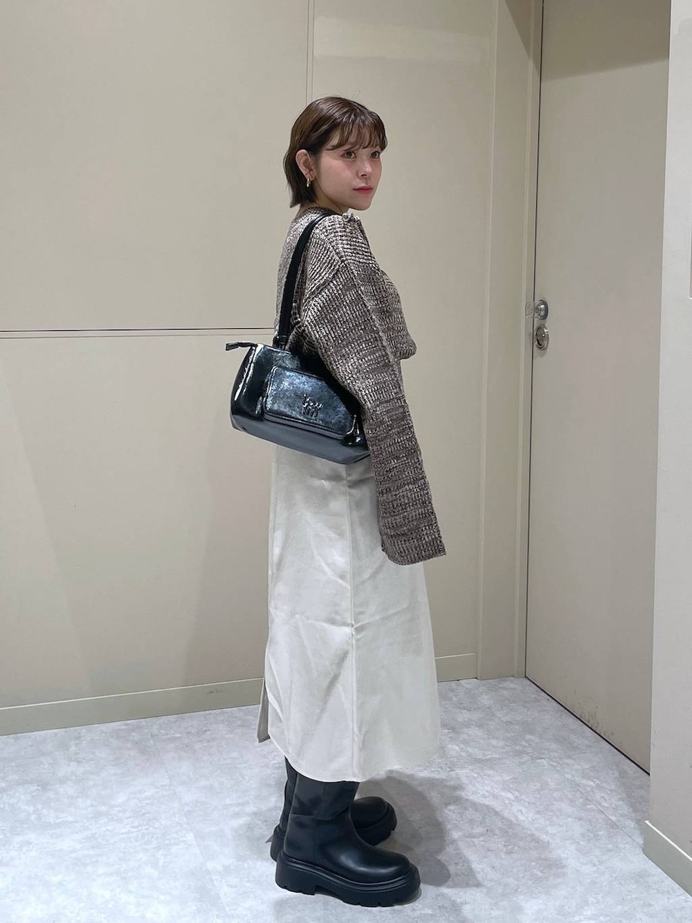 「LOWRYS FARM」｜「LOWRYS FARMの４ＲＯＯＭショルダーＢＡＧ138730（ショルダーバッグ、ブラック系）」を使った、Minaさん（レディース・153cm）の冬コーディネートの2枚目の写真