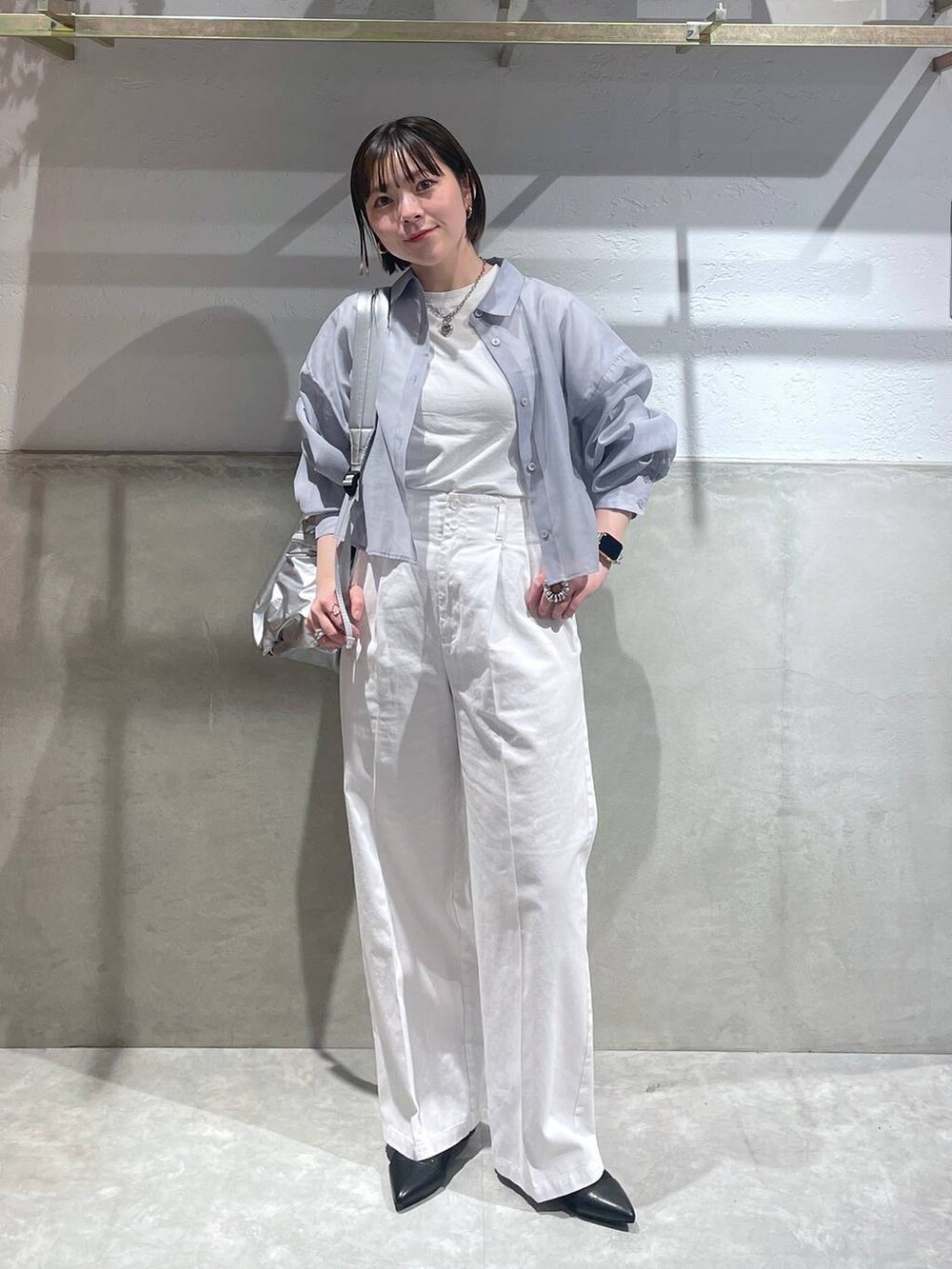 ブラック系のブーツ、ホワイト系のTシャツ/カットソー、ホワイト系のチノパンツを着用したレディースの春コーディネートの3枚目の写真