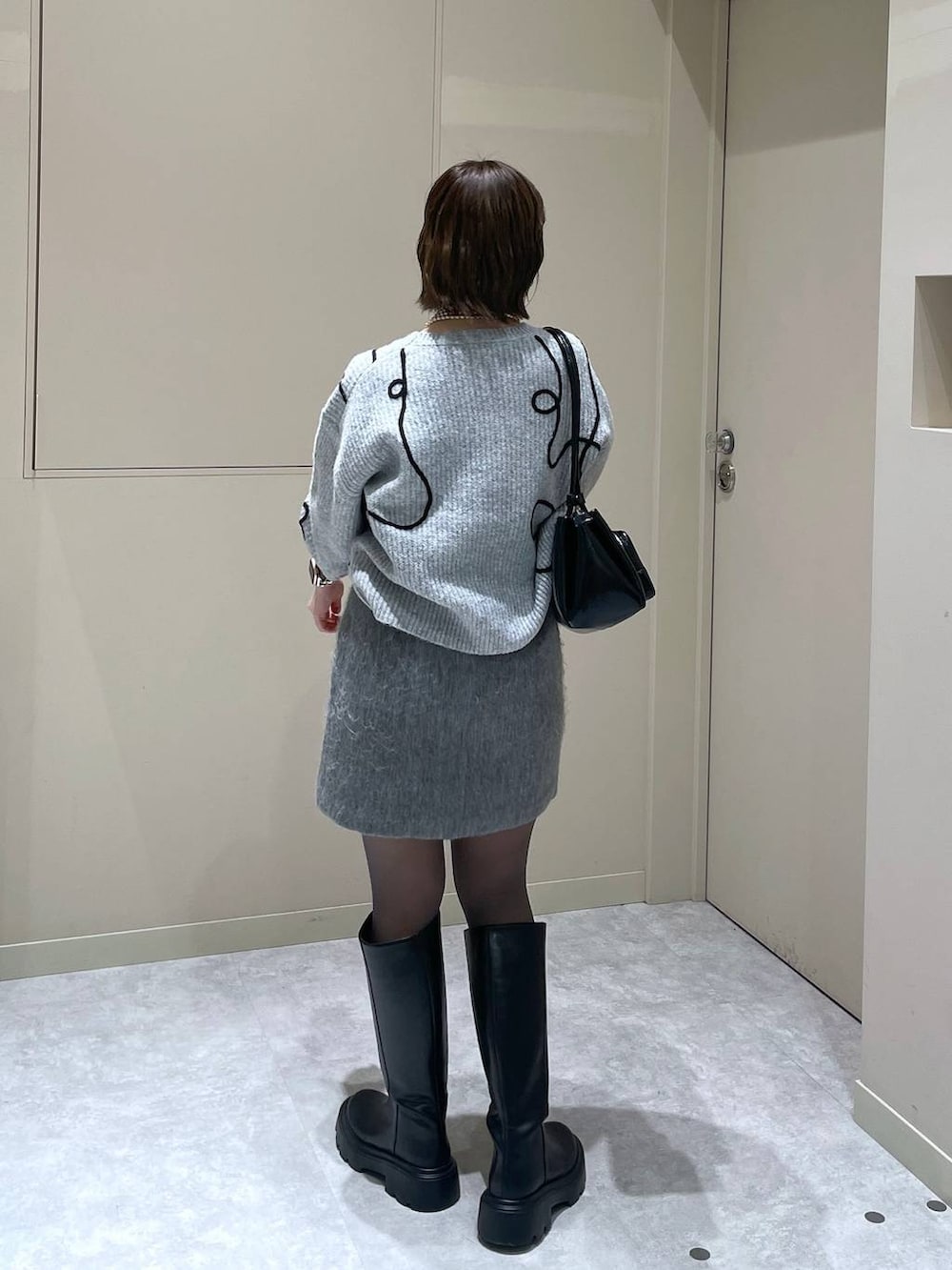 「LOWRYS FARM」｜「LOWRYS FARMの４ＲＯＯＭショルダーＢＡＧ138730（ショルダーバッグ、ブラック系）」を使った、Minaさん（レディース・153cm）の冬コーディネートの3枚目の写真