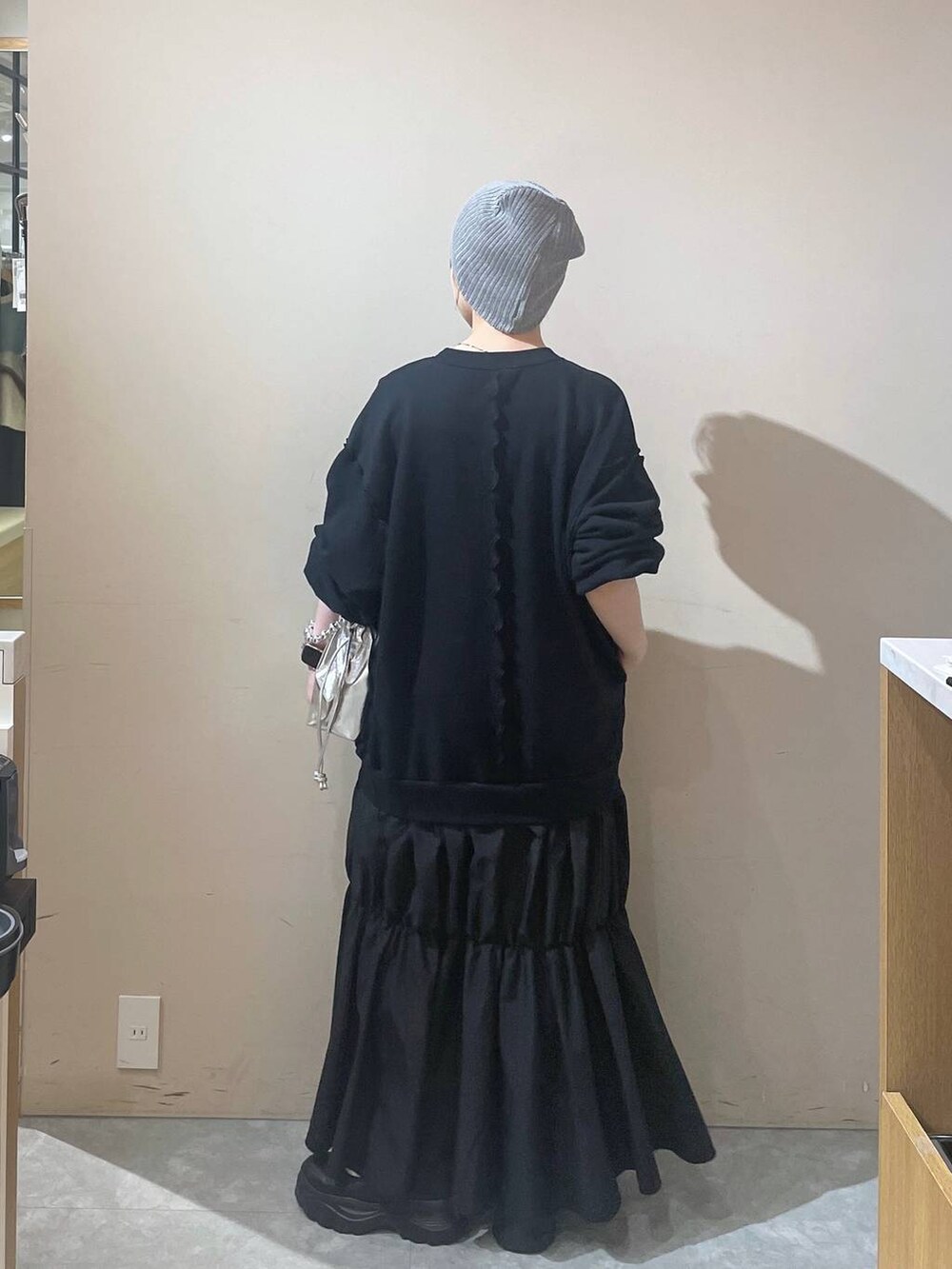 「LOWRYS FARM」｜「LOWRYS FARMのニットビーニー　138931（ニットキャップ/ビーニー、グレー系）」を使った、Minaさん（レディース・153cm）の秋コーディネートの3枚目の写真