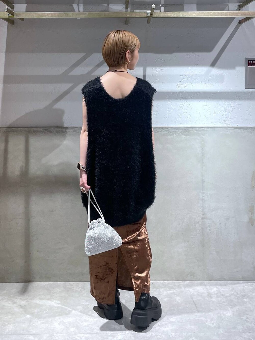 「LOWRYS FARM、ワンピース」｜「LOWRYS FARMのボタンシャギーベスト　133789（ベスト、ブラック系）」を使った、Minaさん（レディース・153cm）の夏コーディネートの3枚目の写真