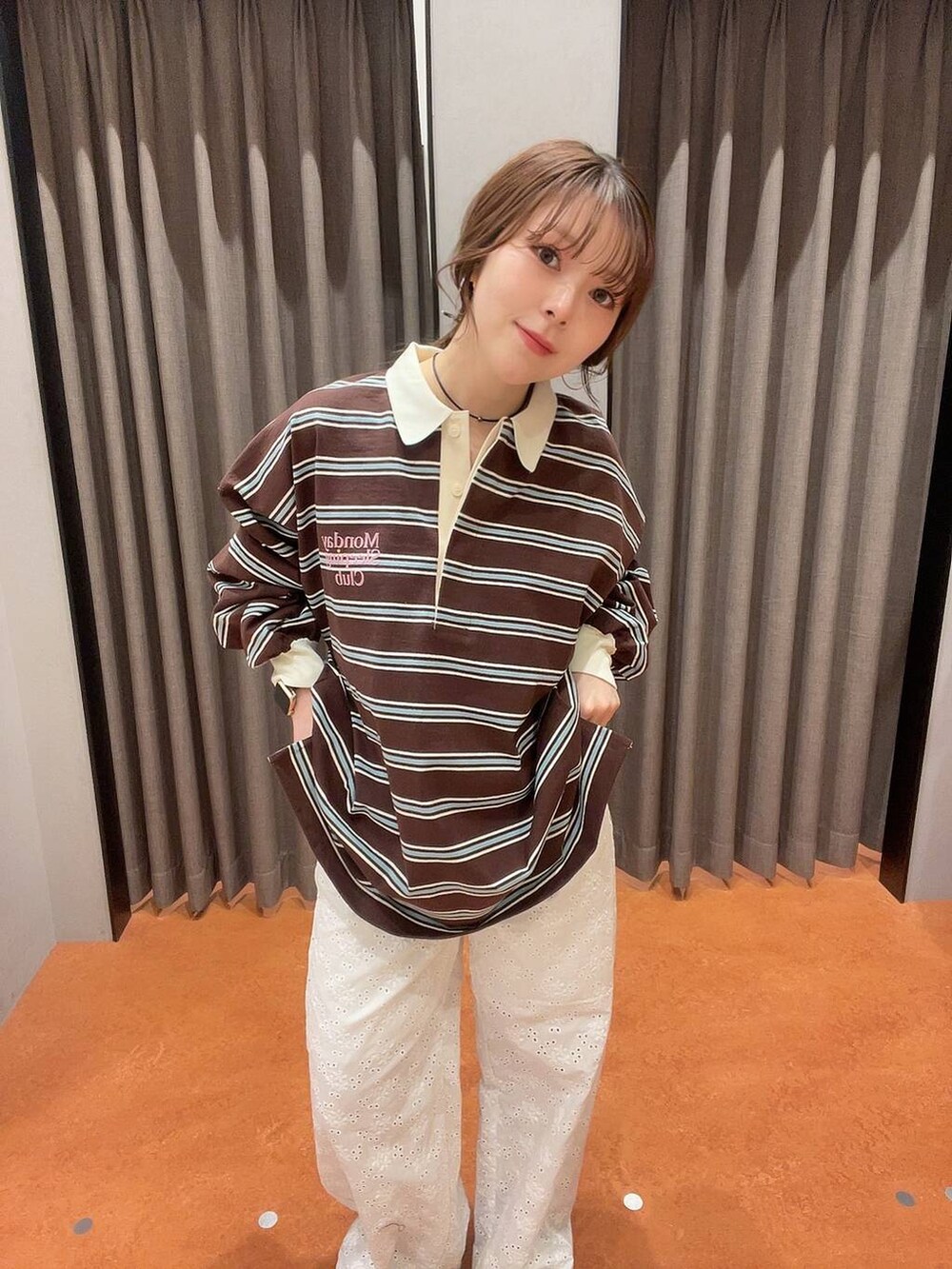 ホワイト系のその他パンツ、ブラウン系のTシャツ/カットソーを着用したレディースの春コーディネートの2枚目の写真