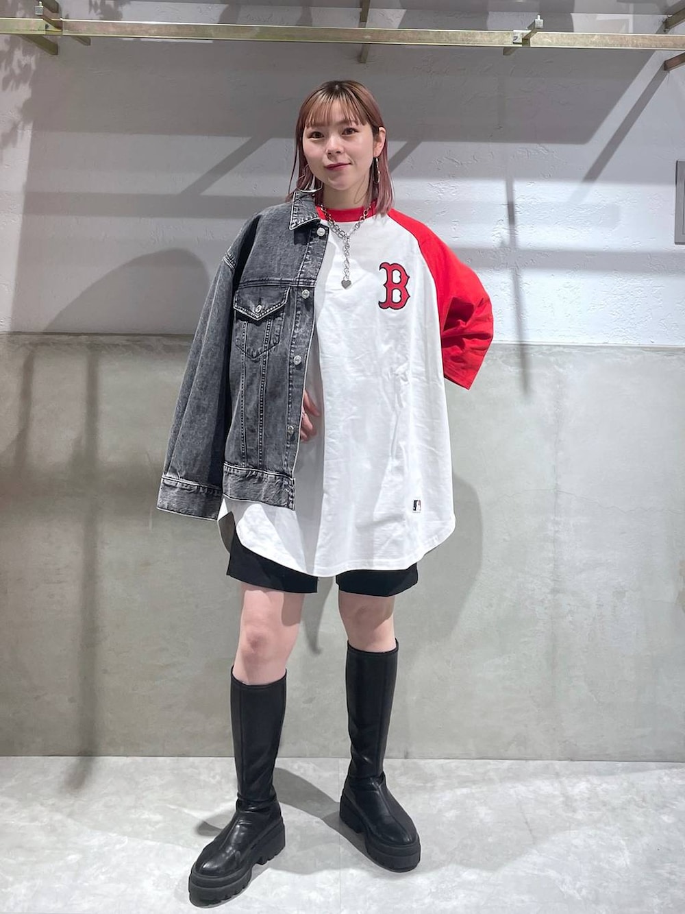 レッド系のTシャツ/カットソー、ブラック系のその他パンツ、ブラック系のブーツを着用したレディースの冬コーディネートの3枚目の写真