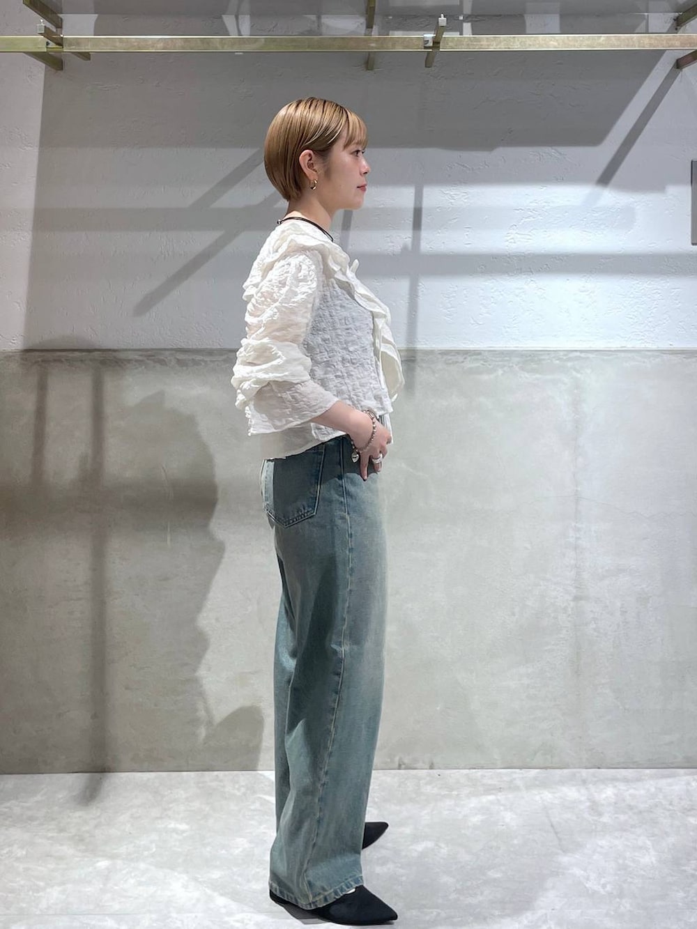 「LOWRYS FARM、デニムパンツ」｜「LOWRYS FARMのリボンツキ２ＷＡＹミュール　100500（パンプス、ブラック系）」を使った、Minaさん（レディース・153cm）の夏コーディネートの2枚目の写真
