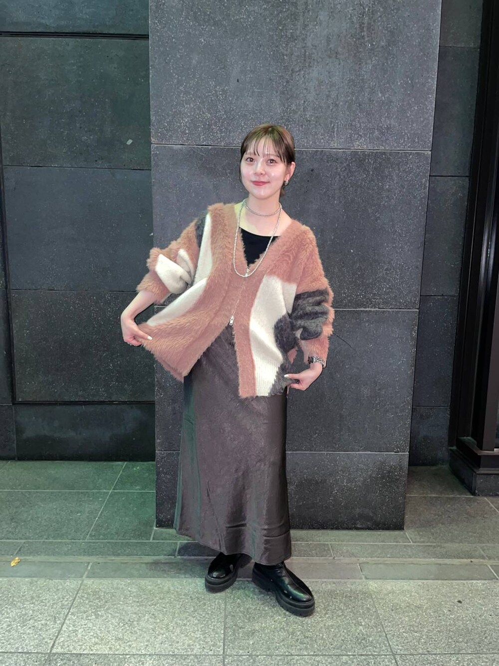 「LOWRYS FARM」｜「LOWRYS FARMのサテンフレアスカート　133493（スカート、グレー系）」を使った、Minaさん（レディース・153cm）の秋コーディネートの2枚目の写真