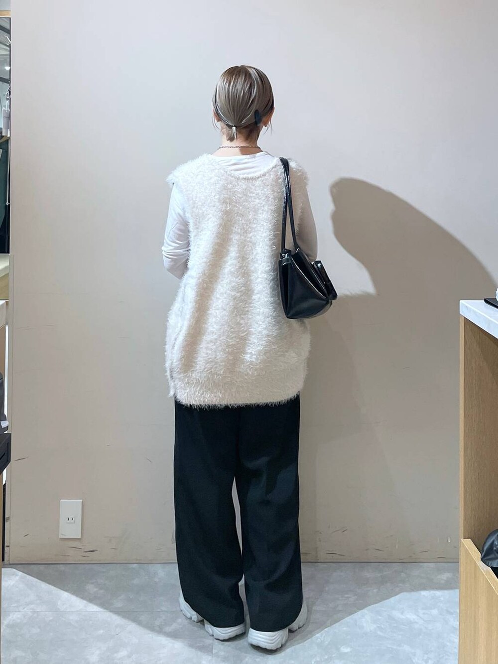 「LOWRYS FARM」｜「LOWRYS FARMのダブルタックワイドパンツ　128594（スラックス、ブラック系）」を使った、Minaさん（レディース・153cm）の秋コーディネートの3枚目の写真