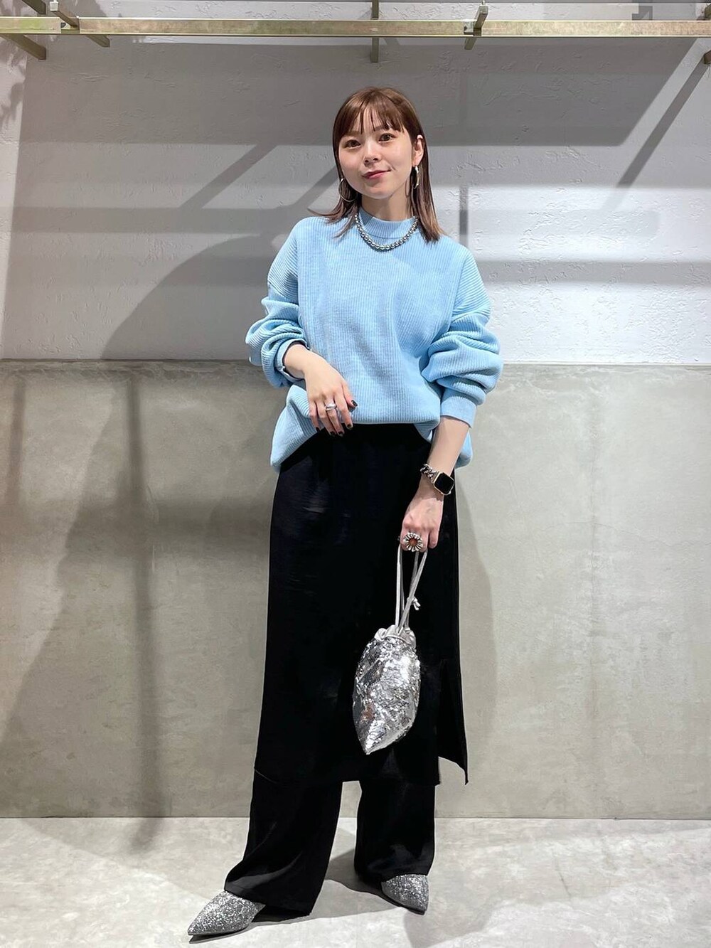 「LOWRYS FARM、ローリーズスタイル_LOWRYS FARM、公認インフルエンサー_LOWRYS FARM、大人女子カジュアル_LOWRYS FARM、ニット、スタッフプロデュース_LOWRYSFARM、秋コーデ、冬コーデ」｜「LOWRYS FARMのポインテッドヒールブーツ　969455（ブーツ、シルバー系）」を使った、Minaさん（レディース・153cm）の秋コーディネートの2枚目の写真