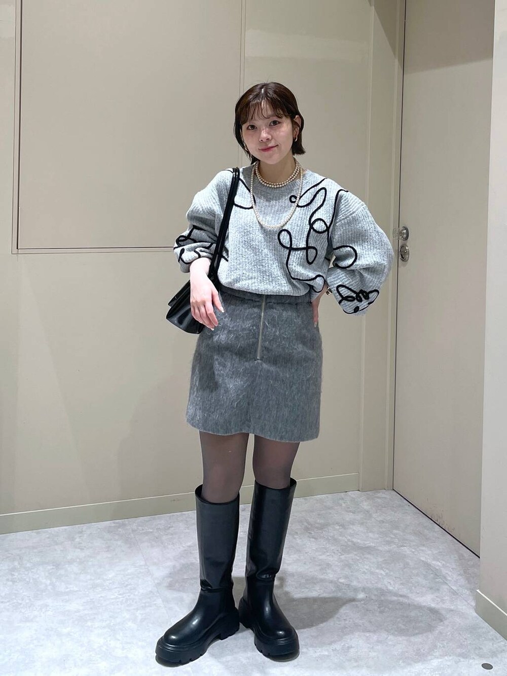 「LOWRYS FARM」｜「LOWRYS FARMの４ＲＯＯＭショルダーＢＡＧ138730（ショルダーバッグ、ブラック系）」を使った、Minaさん（レディース・153cm）の冬コーディネートの2枚目の写真