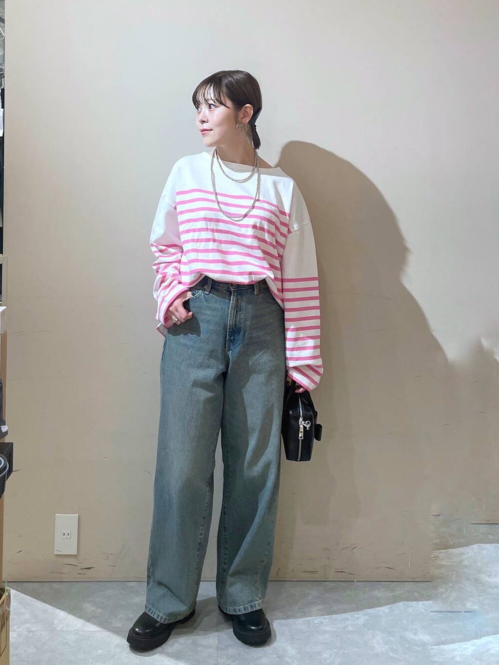 「LOWRYS FARM、カジュアル」｜「LOWRYS FARMのＣＯＮＥ／ワイドストレートパンツ　 131356（デニムパンツ、ブルー系）」を使った、Minaさん（レディース・153cm）の秋コーディネートの2枚目の写真
