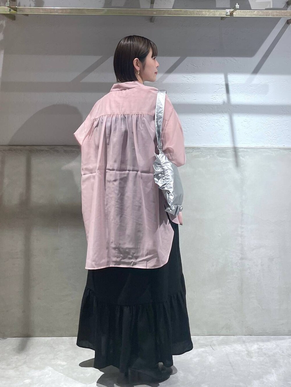 「LOWRYS FARM、シャツ、ローリーズスタイル_LOWRYS FARM」｜「LOWRYS FARMのシアーシャツＬＳ 986886（シャツ/ブラウス、ピンク系）」を使った、Minaさん（レディース・153cm）の春コーディネートの3枚目の写真