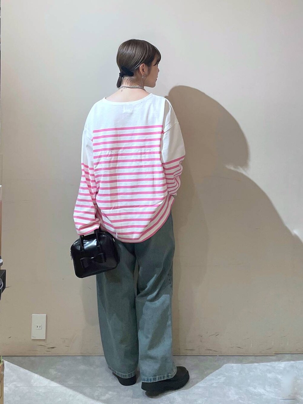 「LOWRYS FARM、カジュアル」｜「LOWRYS FARMのＣＯＮＥ／ワイドストレートパンツ　 131356（デニムパンツ、ブルー系）」を使った、Minaさん（レディース・153cm）の秋コーディネートの4枚目の写真