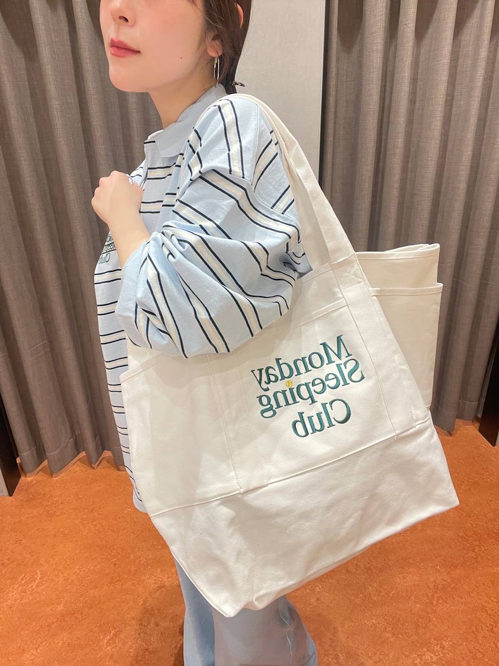 ブルー系のスカート、ブルー系のTシャツ/カットソーを着用したレディースの春コーディネートの3枚目の写真