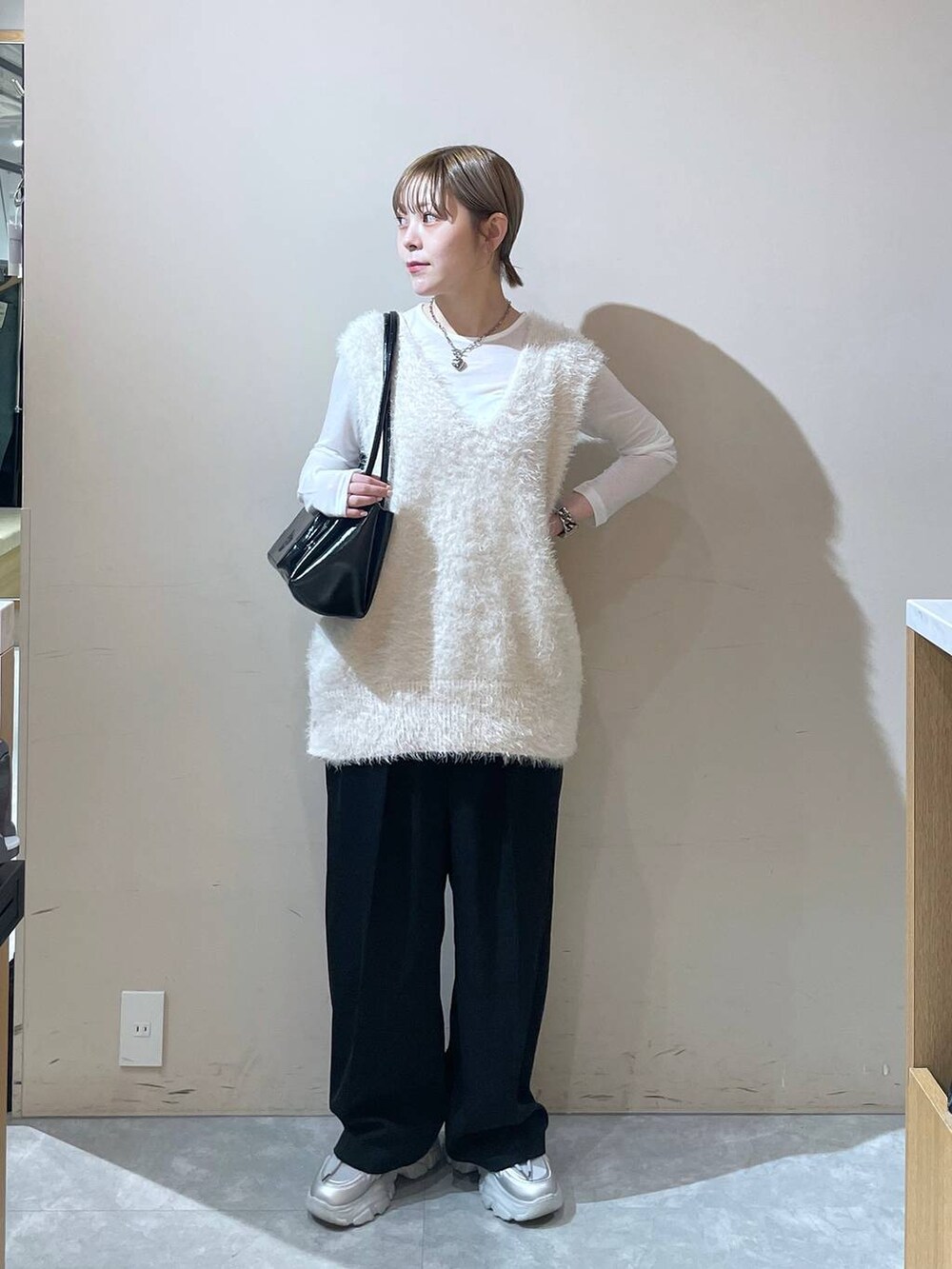 「LOWRYS FARM」｜「LOWRYS FARMのダブルタックワイドパンツ　128594（スラックス、ブラック系）」を使った、Minaさん（レディース・153cm）の秋コーディネートの2枚目の写真