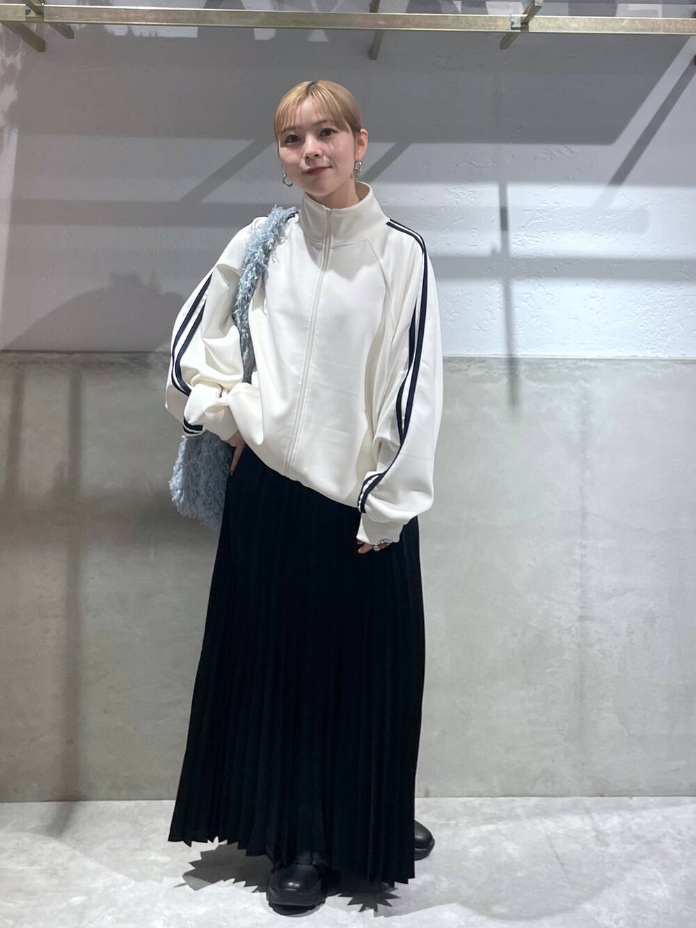「LOWRYS FARM」｜「LOWRYS FARMのニットソックススニーカーブーツ　981776（ブーツ、ブラック系）」を使った、Minaさん（レディース・153cm）の冬コーディネートの2枚目の写真