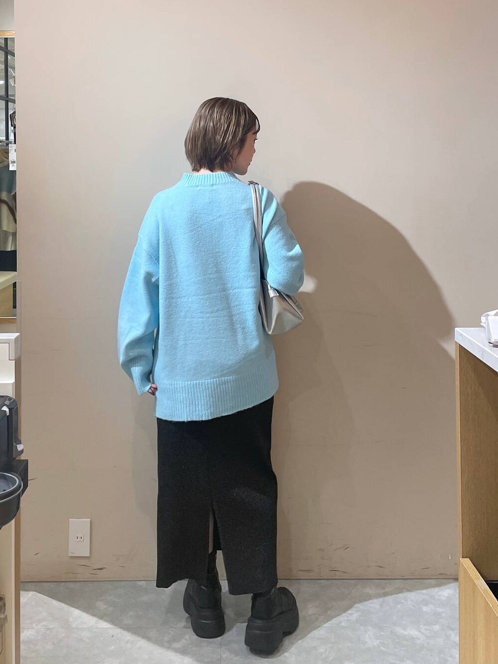 「LOWRYS FARM」｜「LOWRYS FARMのカラークルーニットプルオーバーＬＳ 116687（ニット/セーター、ブルー系）」を使った、Minaさん（レディース・153cm）の秋コーディネートの3枚目の写真