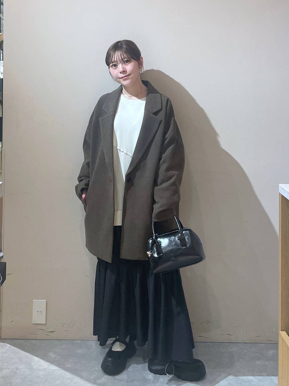「LOWRYS FARM」｜「LOWRYS FARMのダブルフェイスユルジャケット 116453（チェスターコート、ブラウン系）」を使った、Minaさん（レディース・153cm）の秋コーディネートの2枚目の写真