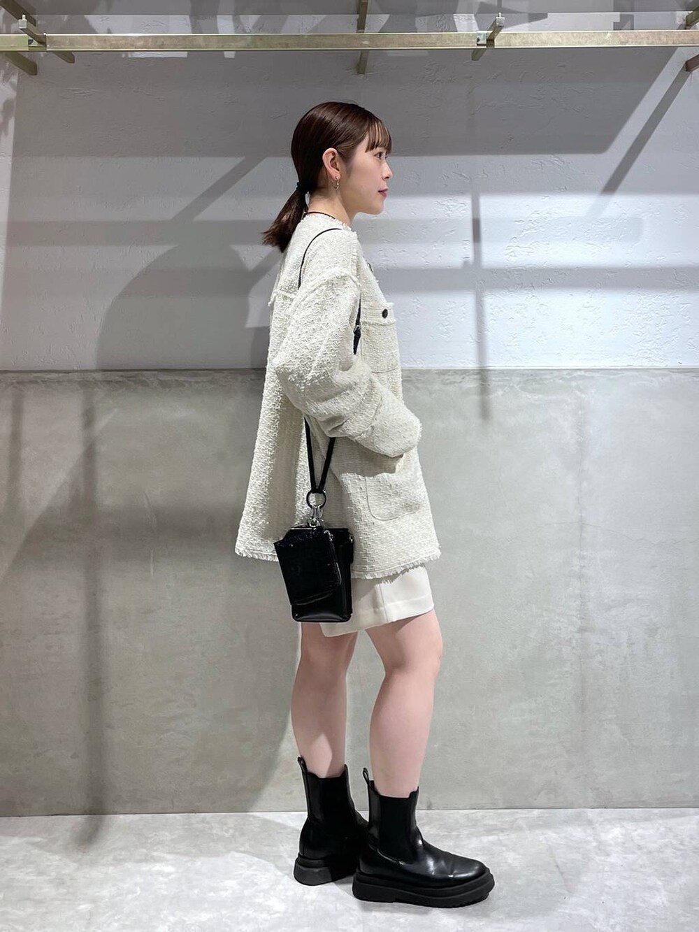 「LOWRYS FARM、ジャケット、ローリーズスタイル_LOWRYS FARM、公認インフルエンサー_LOWRYS FARM、大人女子カジュアル_LOWRYS FARM、ショートパンツ、ショートブーツ、秋コーデ、冬コーデ」｜「LOWRYS FARMのメランジツイルショートパンツ　344654（その他パンツ、ホワイト系）」を使った、Minaさん（レディース・153cm）の秋コーディネートの2枚目の写真