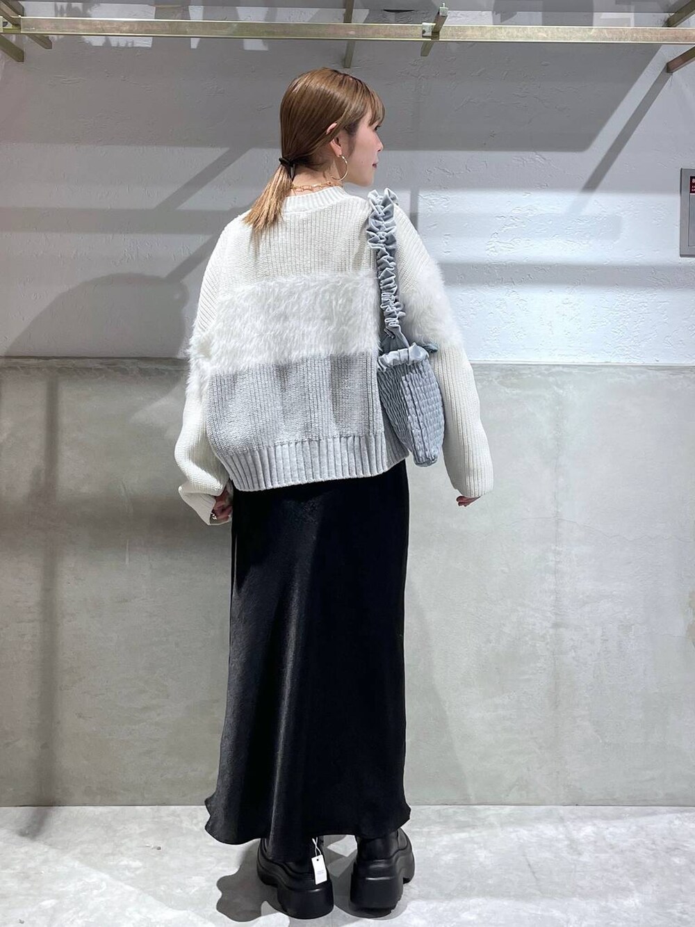 「LOWRYS FARM、ニット」｜「LOWRYS FARMのクシュクシュショルダーＢＡＧ　967844（ショルダーバッグ、シルバー系）」を使った、Minaさん（レディース・153cm）の秋コーディネートの3枚目の写真