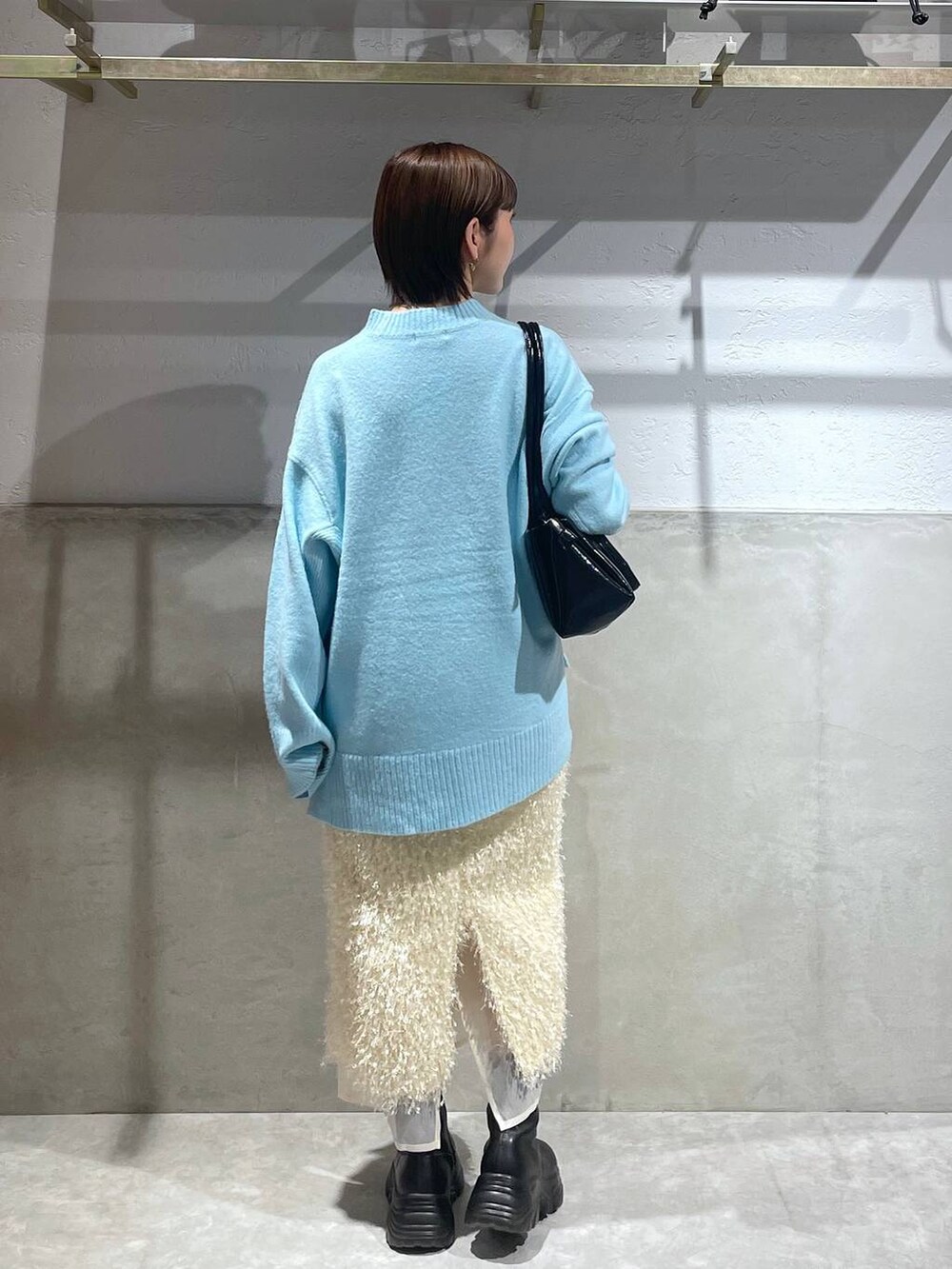 「LOWRYS FARM」｜「LOWRYS FARMのカラークルーニットプルオーバーＬＳ 116687（ニット/セーター、ブルー系）」を使った、Minaさん（レディース・153cm）の秋コーディネートの4枚目の写真