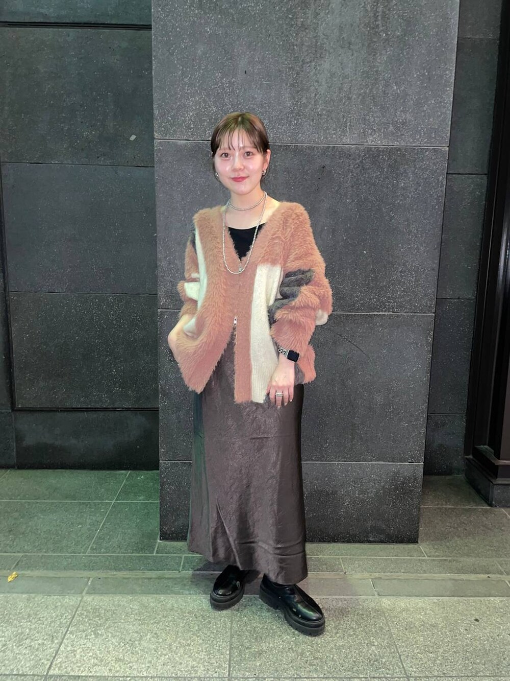「LOWRYS FARM」｜「LOWRYS FARMのサテンフレアスカート　133493（スカート、グレー系）」を使った、Minaさん（レディース・153cm）の秋コーディネートの3枚目の写真