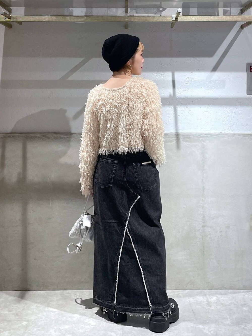 「LOWRYS FARM」｜「LOWRYS FARMのＣＯＮＥ／タイトロングＳＫ 131362（スカート、ブラック系）」を使った、Minaさん（レディース・153cm）の秋コーディネートの4枚目の写真