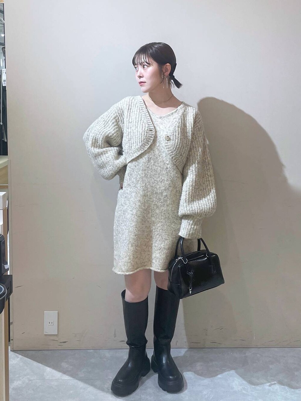 「LOWRYS FARM」｜「LOWRYS FARMのエンボスボストンＢＡＧ　144368（ボストンバッグ、ブラック系）」を使った、Minaさん（レディース・153cm）の秋コーディネートの3枚目の写真
