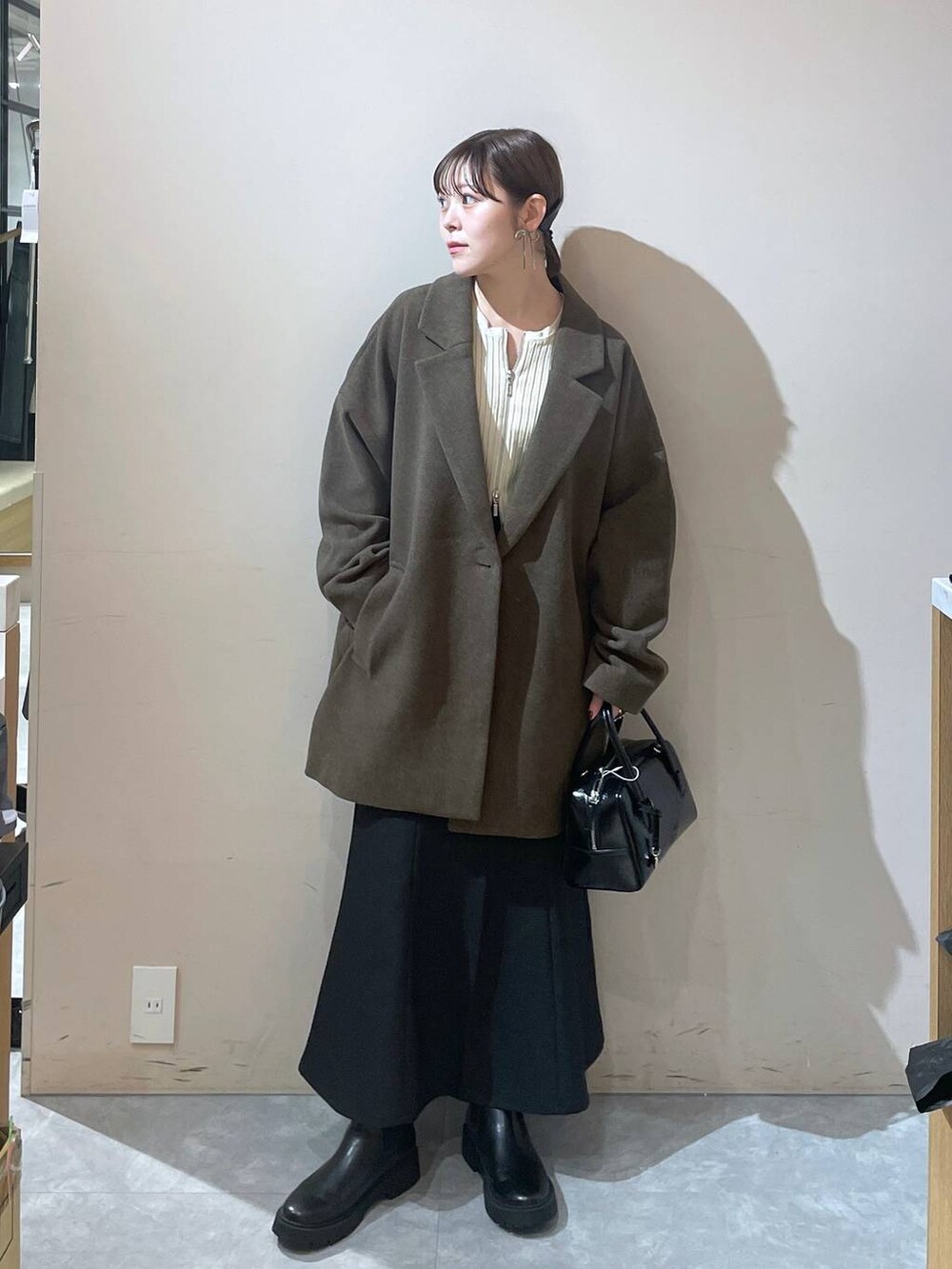 「LOWRYS FARM」｜「LOWRYS FARMのダブルジップクロップドカーディガンＬＳ 112290（カーディガン/ボレロ、ホワイト系）」を使った、Minaさん（レディース・153cm）の秋コーディネートの2枚目の写真