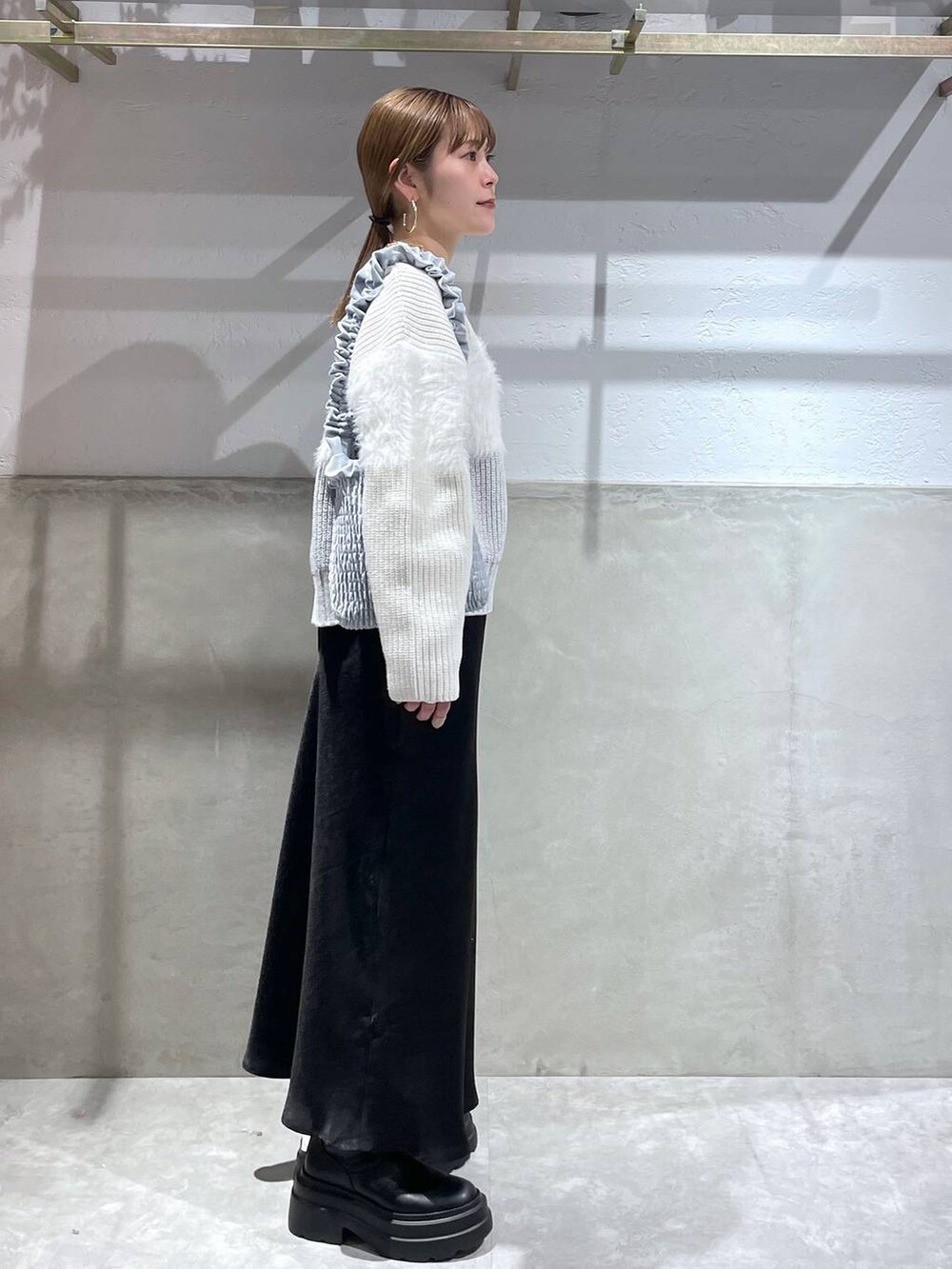 「LOWRYS FARM、ニット」｜「LOWRYS FARMのクシュクシュショルダーＢＡＧ　967844（ショルダーバッグ、シルバー系）」を使った、Minaさん（レディース・153cm）の秋コーディネートの2枚目の写真