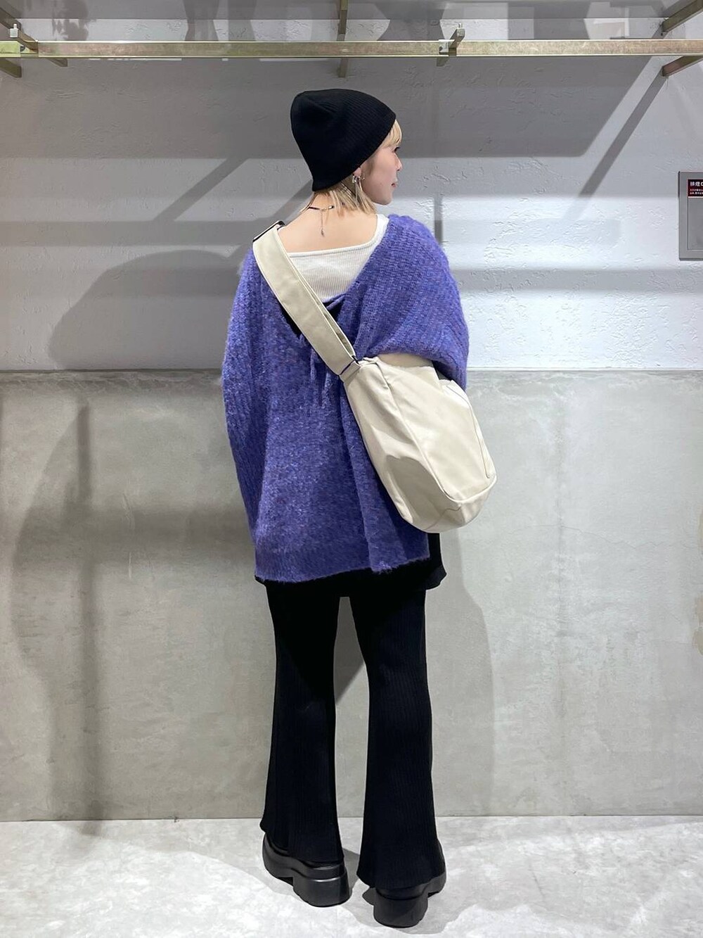 「LOWRYS FARM、ニット」|「LOWRYS FARMの柔らかボディBAG 122771(ボディバッグ/ウエストポーチ、ホワイト系)」を使った、Minaさん(レディース・153cm)の冬コーディネートの2枚目の写真