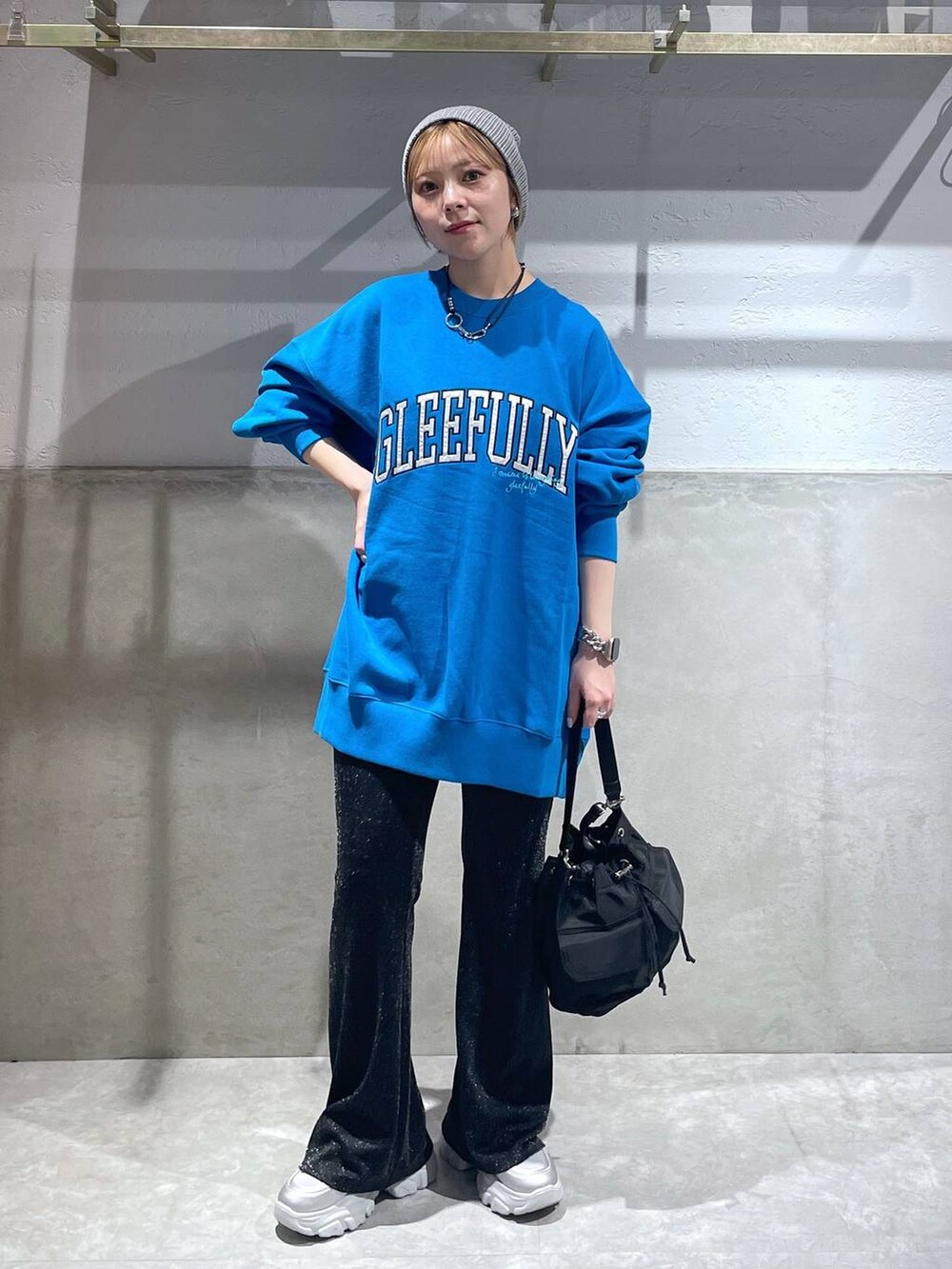 「LOWRYS FARM」｜「LOWRYS FARMのカスタムＢＩＧウラケプルオーバーＬＳ133786（スウェット、ブルー系）」を使った、Minaさん（レディース・153cm）の秋コーディネートの2枚目の写真