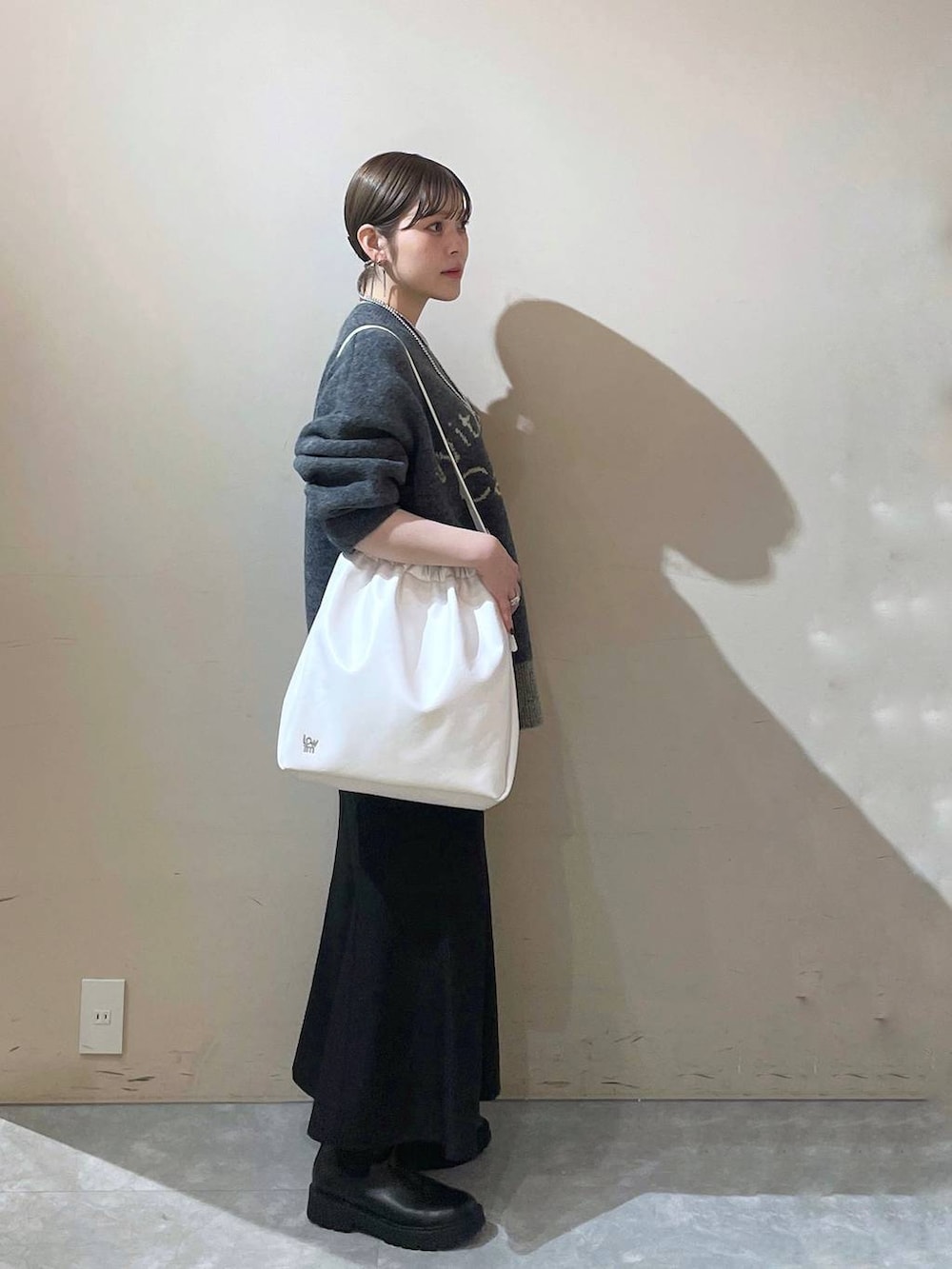「LOWRYS FARM」｜「LOWRYS FARMのウールライクマーメイドスカート 133396（スカート、ブラック系）」を使った、Minaさん（レディース・153cm）の秋コーディネートの3枚目の写真