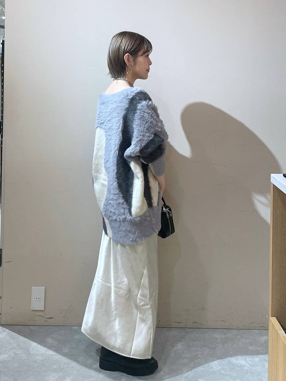 「LOWRYS FARM」｜「LOWRYS FARMのサテンフレアスカート　133493（スカート、ホワイト系）」を使った、Minaさん（レディース・153cm）の秋コーディネートの2枚目の写真