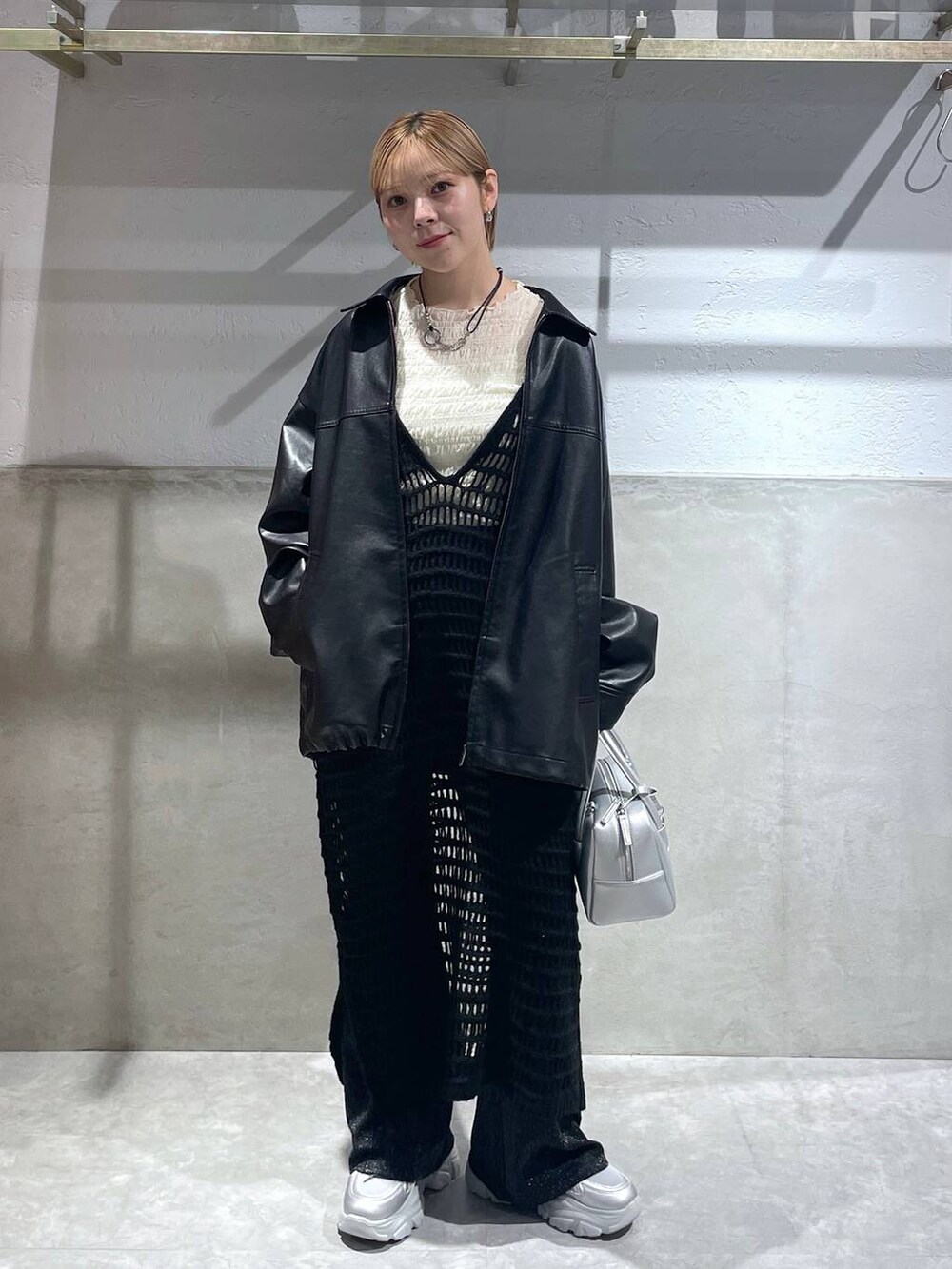 「LOWRYS FARM」｜「LOWRYS FARMのレザーＺＩＰドロストブルゾン　 133562（ブルゾン、ブラック系）」を使った、Minaさん（レディース・153cm）の秋コーディネートの2枚目の写真