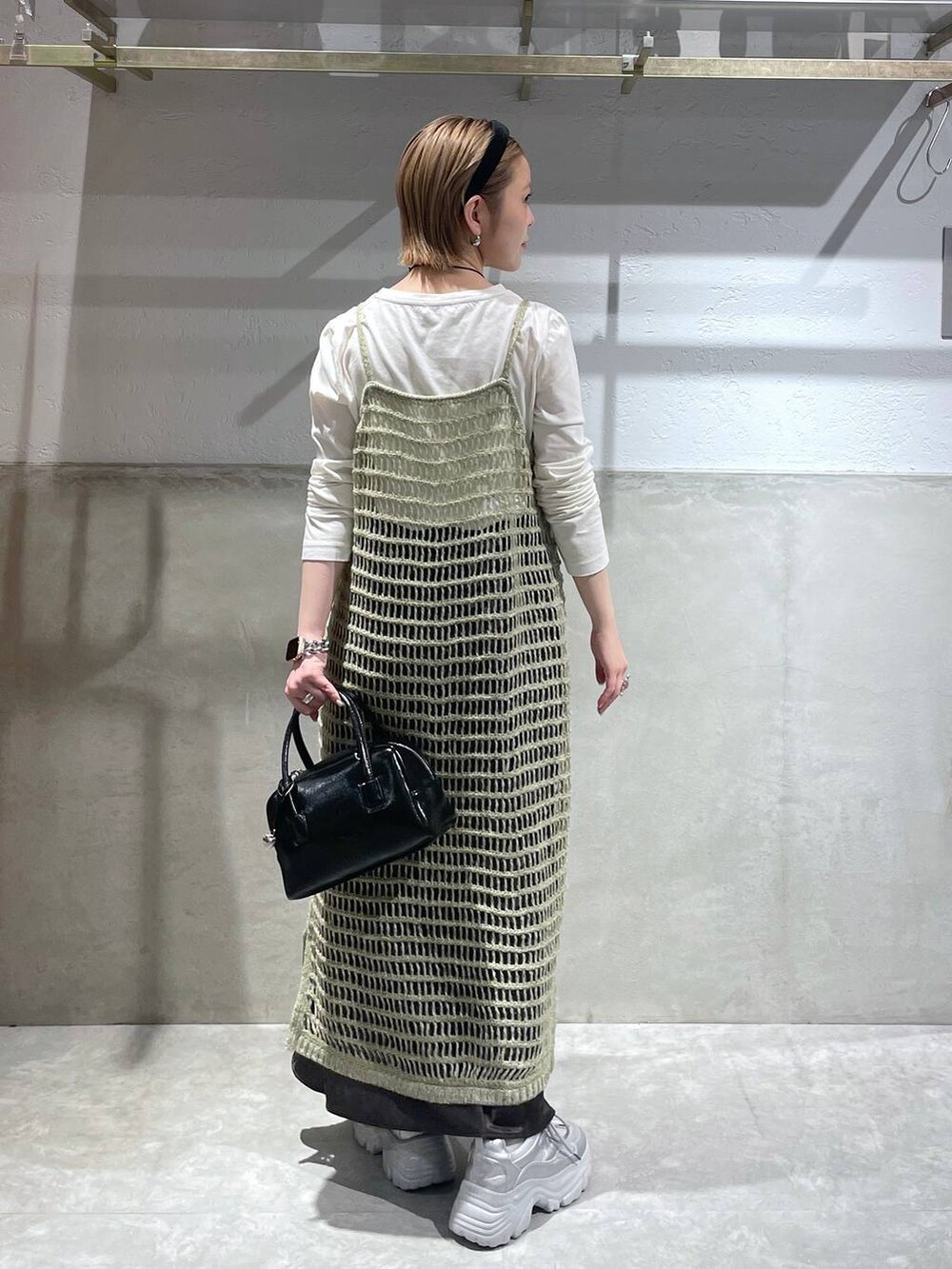 「LOWRYS FARM」|「LOWRYS FARMのサテンフレアスカート 133493(スカート、グレー系)」を使った、Minaさん(レディース・153cm)の秋コーディネートの2枚目の写真