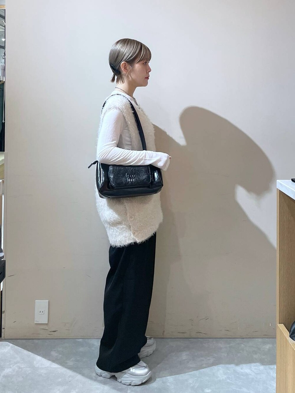 「LOWRYS FARM」｜「LOWRYS FARMのダブルタックワイドパンツ　128594（スラックス、ブラック系）」を使った、Minaさん（レディース・153cm）の秋コーディネートの4枚目の写真