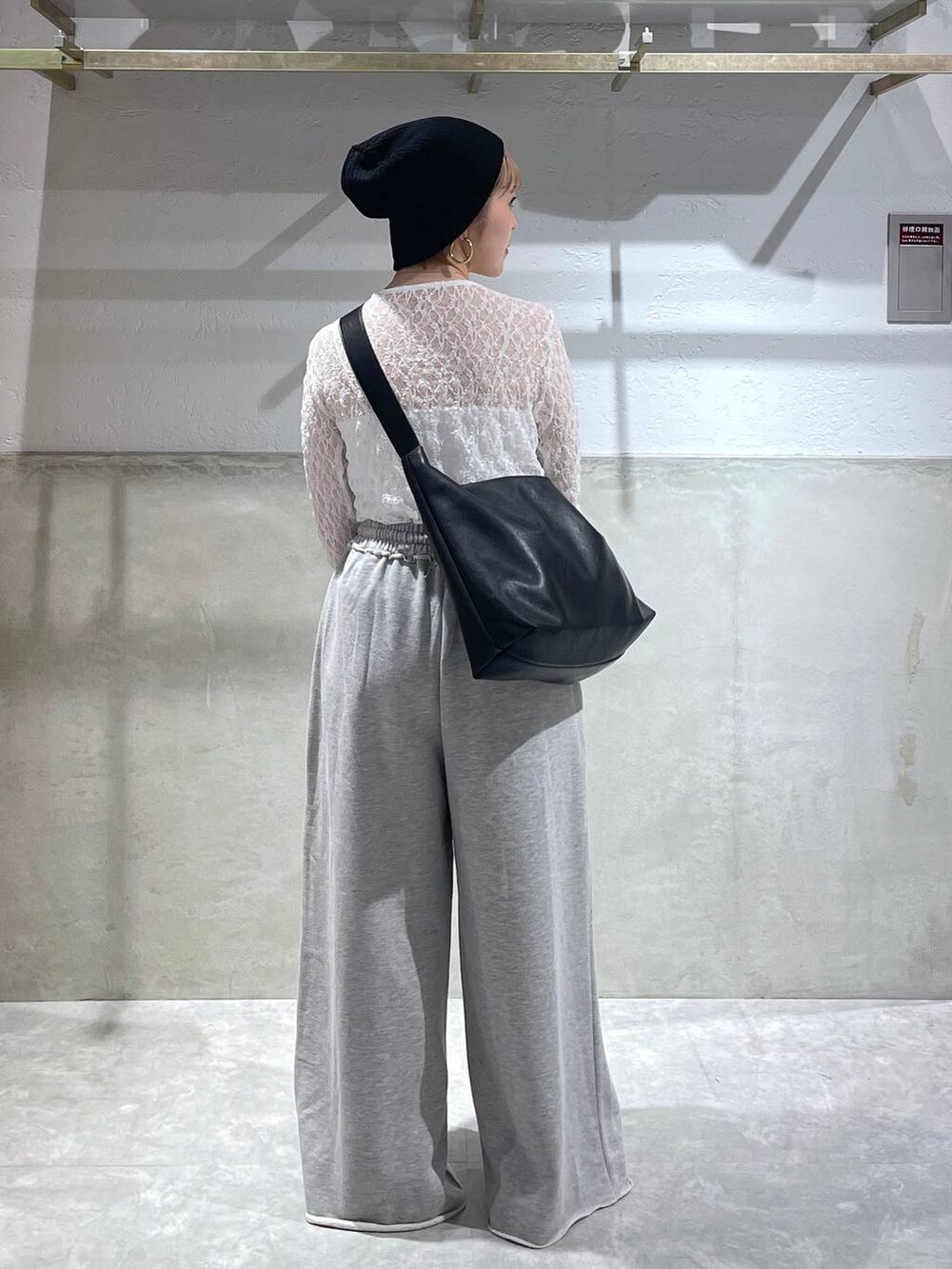 「LOWRYS FARM」｜「LOWRYS FARMのハトメショルダーＢＡＧ　132989（ボディバッグ/ウエストポーチ、ブラック系）」を使った、Minaさん（レディース・153cm）の夏コーディネートの3枚目の写真