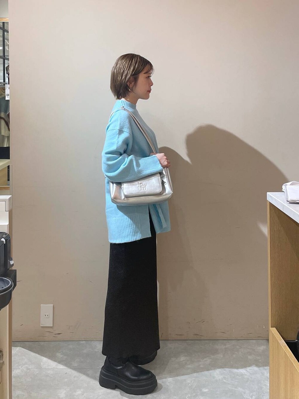 「LOWRYS FARM」｜「LOWRYS FARMのカラークルーニットプルオーバーＬＳ 116687（ニット/セーター、ブルー系）」を使った、Minaさん（レディース・153cm）の秋コーディネートの2枚目の写真
