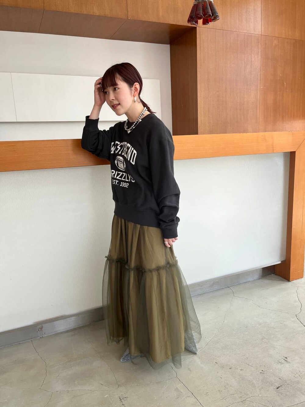 「LOWRYS FARM、ローリーズスタイル_LOWRYS FARM、公認インフルエンサー_LOWRYS FARM、大人女子カジュアル_LOWRYS FARM、スカート」｜「LOWRYS FARMのアメフトカレッジウラケロングスリーブ　966165（スウェット、グレー系）」を使った、Minaさん（レディース・153cm）の夏コーディネートの2枚目の写真